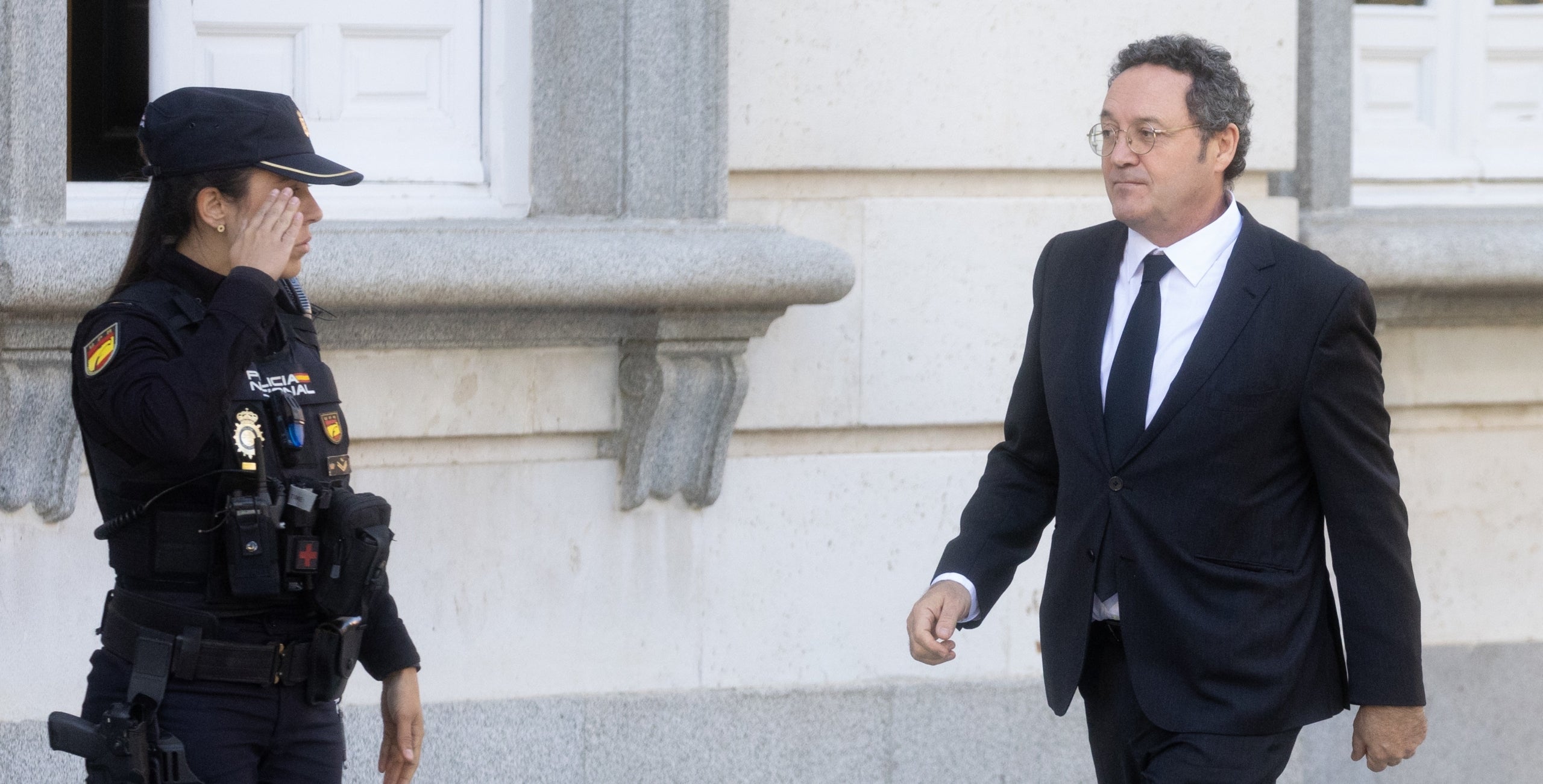 Una policia saluda al Fiscal General de l'Estat a l'entrada al Suprem/Eduardo Parra/EP