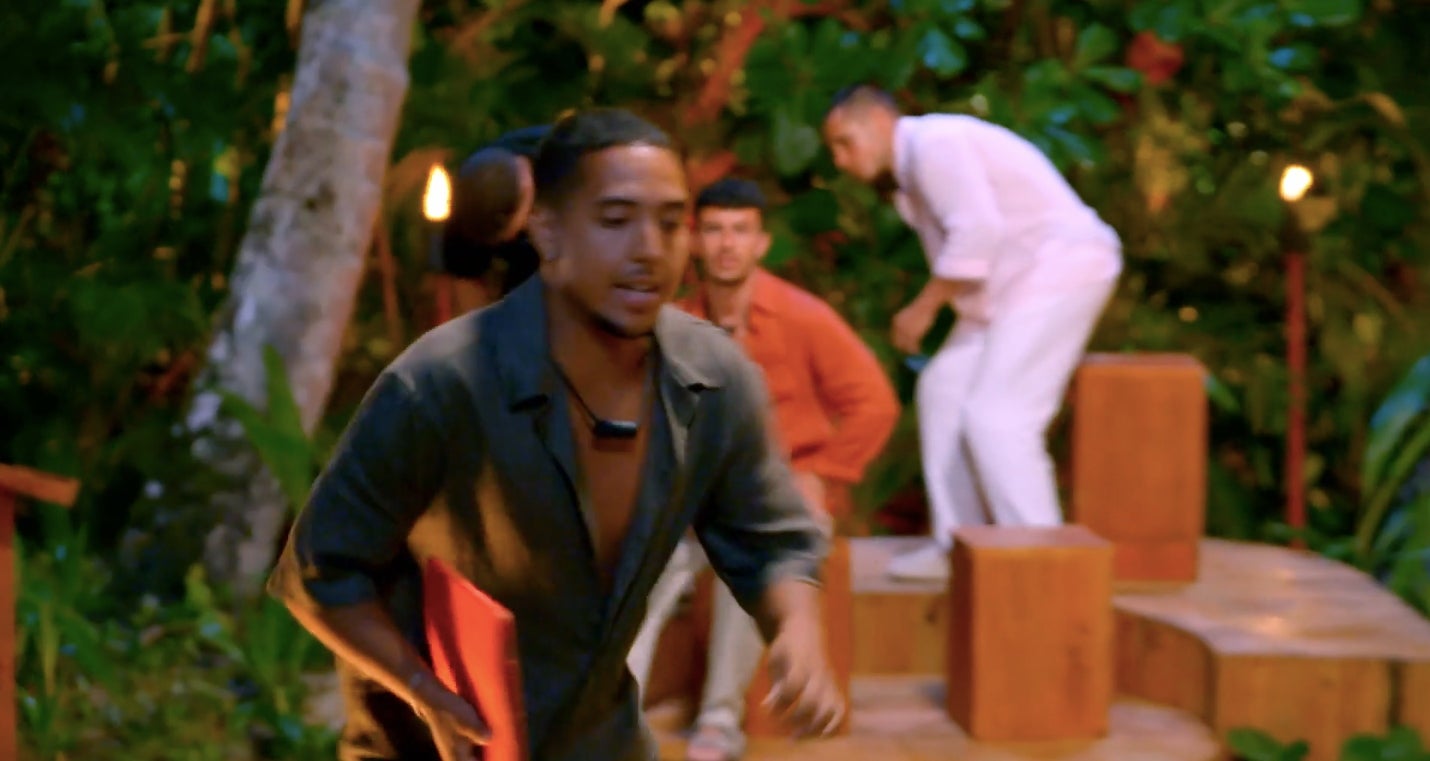 Gilbert sale corriendo para ir a la villa de las chicas en 'La isla de las tentaciones' | Telecinco