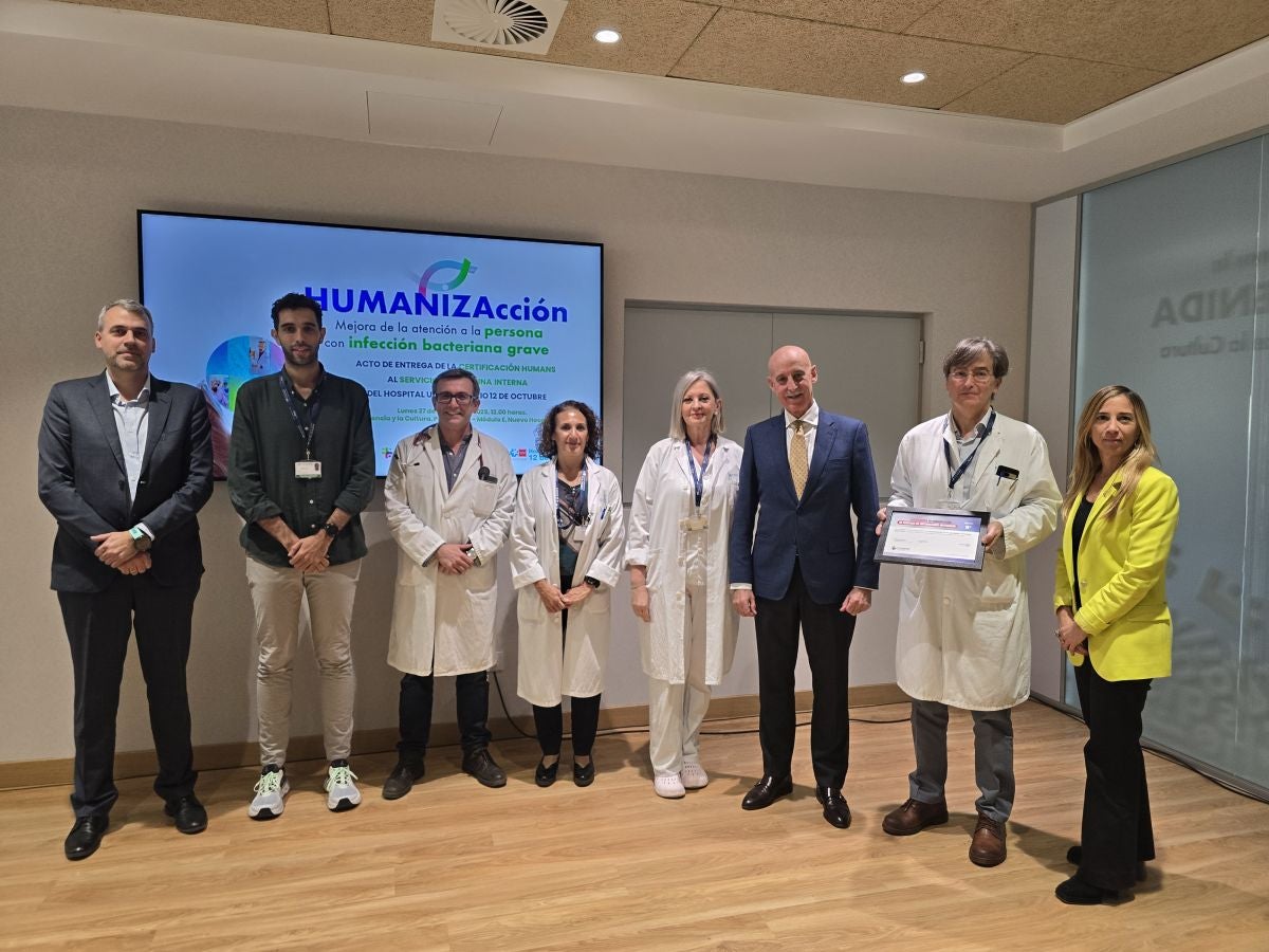 D'esquerra a dreta: Daniel Pérez, director del Departament Mèdic a Angelini Pharma España; l'equip del Servei de Medicina Interna de l'Hospital Universitari 12 d'Octubre; el Dr. José Antonio Marín Urrialde, vicepresident de la Fundació Humans i Irantzu Rosselló, Medical Advisor and Patient Advocacy Specialist a Angelini Pharma Espanya