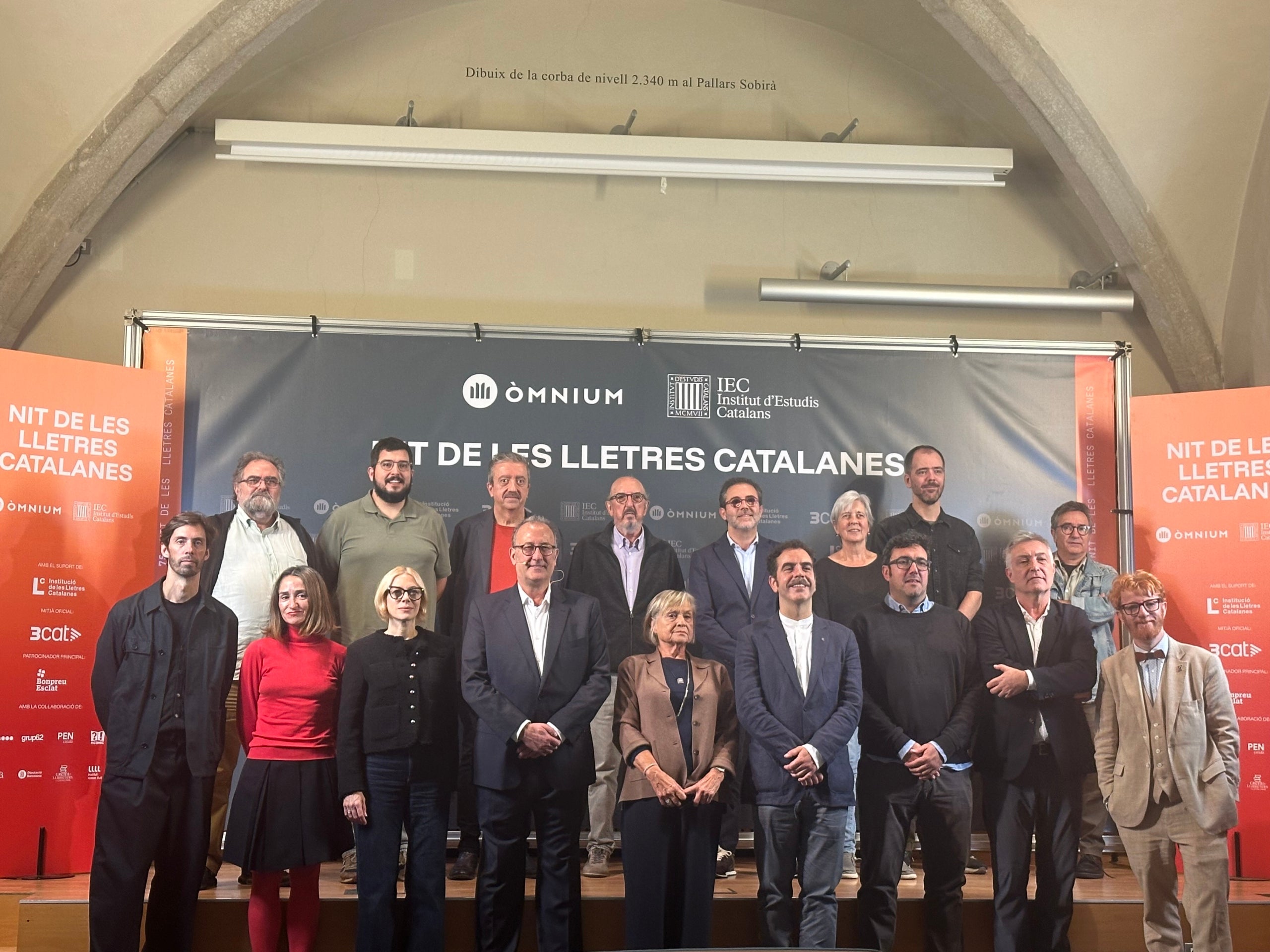 Foto de família de la presentació de la Nit de les Lletres Catalanes / JMB