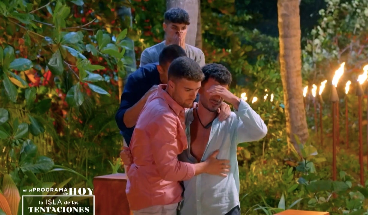  Juanpi veu les imatges de Sandra amb un dels solters a 'La isla de las tentaciones' | Telecinco