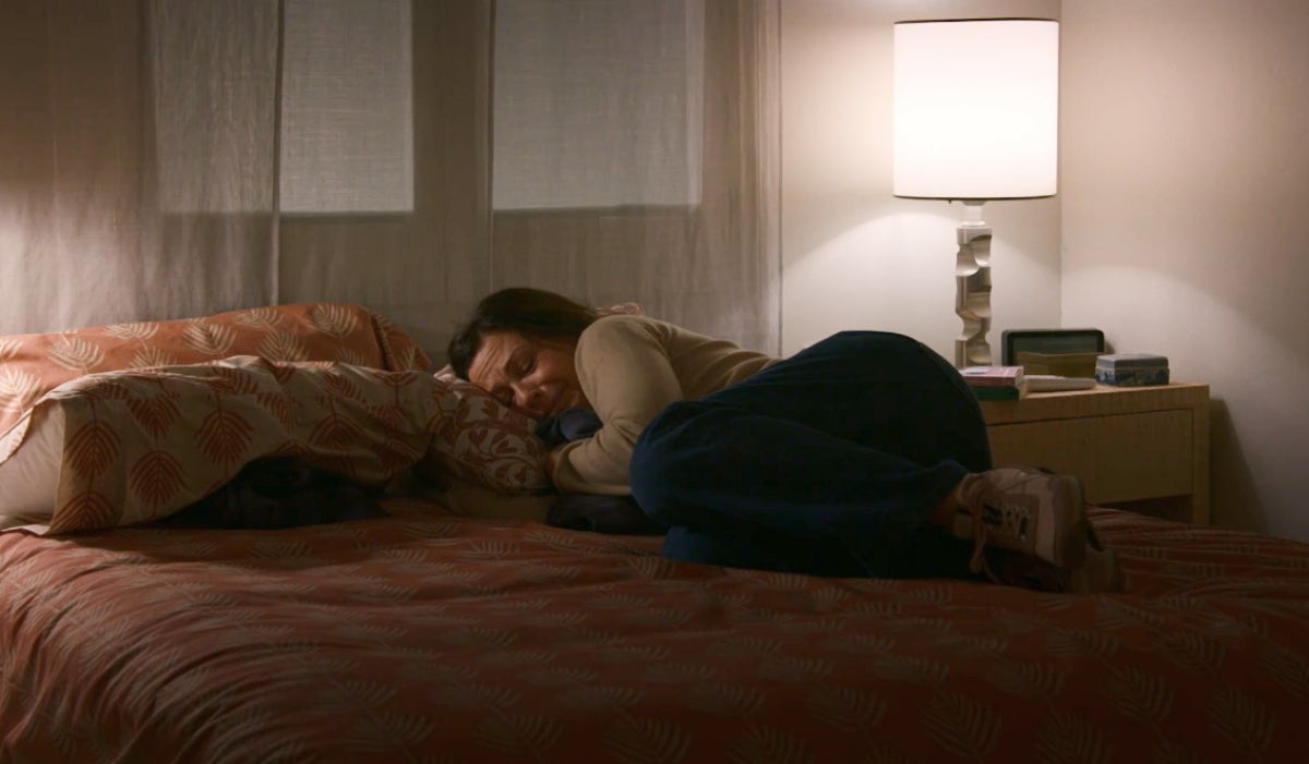 La Sílvia, arraulida al llit i plorant abraçada al pijama del Francesc a 'Com si fos ahir' | 3Cat