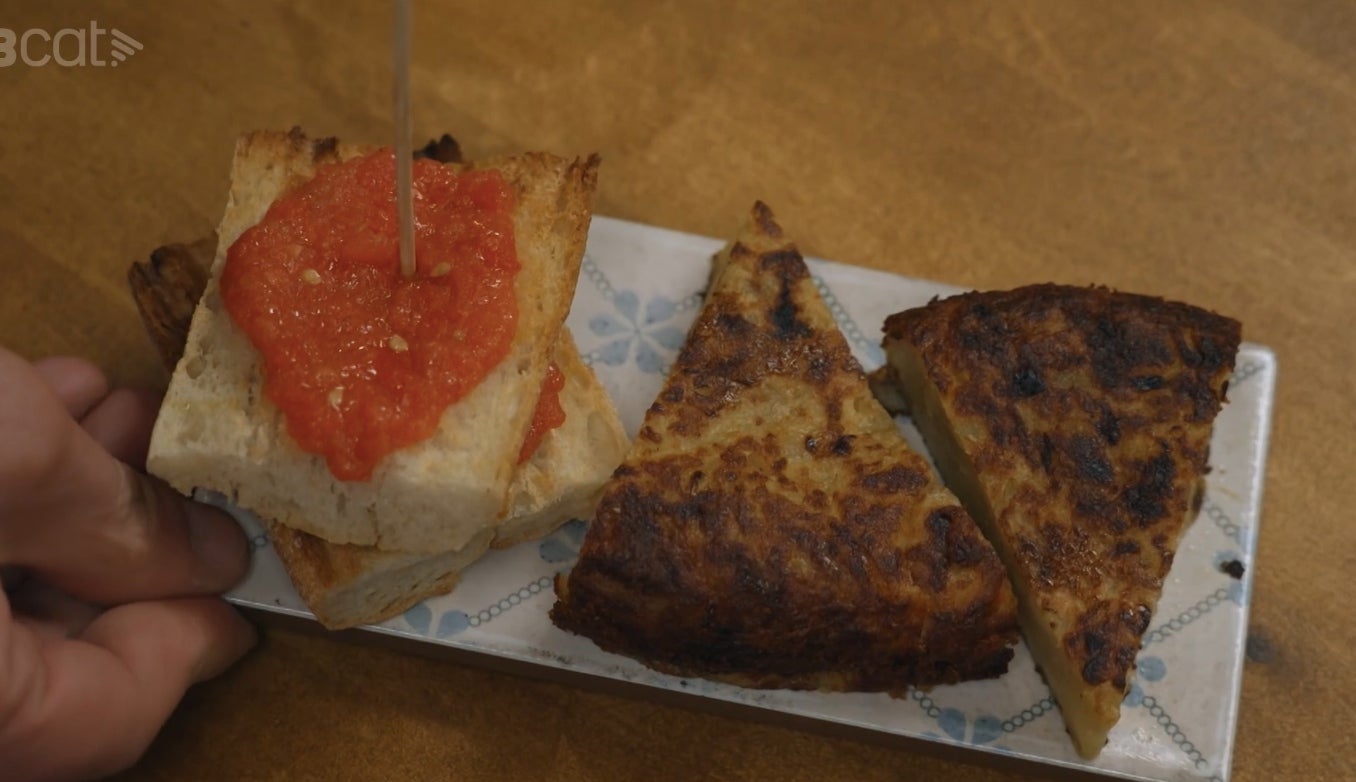 La truita de patates i ceba del restaurant La Perra Verde a 'Joc de cartes' | 3Cat