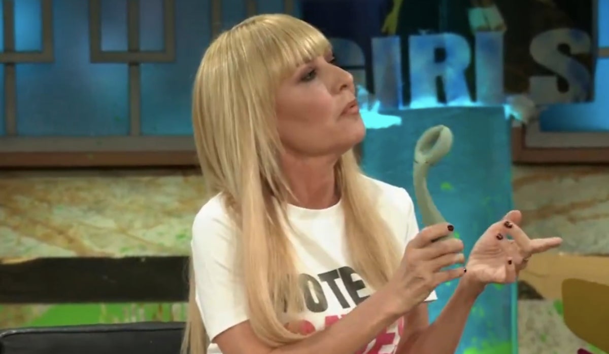 L'actriu ensenya totes les joguines que ha portat a 'La Revuelta' | RTVE