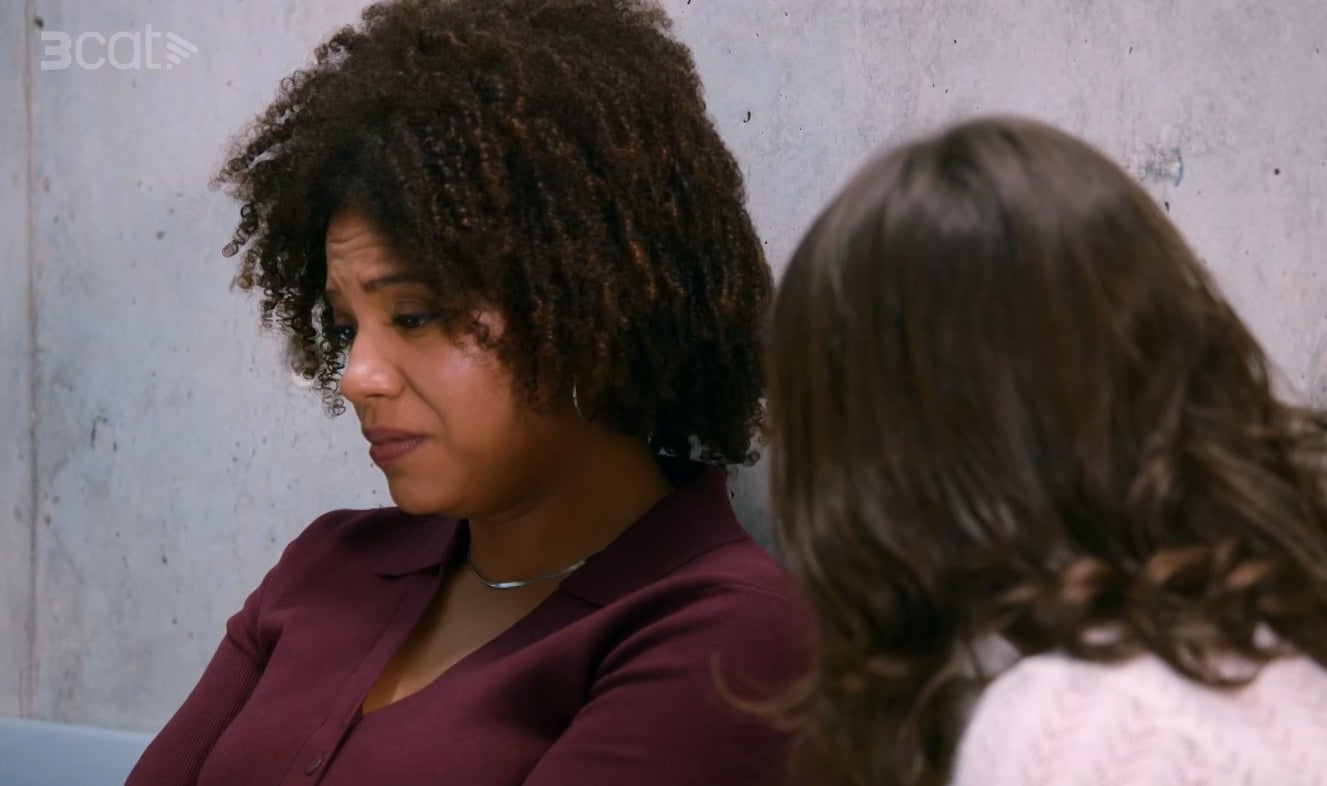 L'Aina li explica a una alumna el que va passar amb el Salva dins el seu cotxe | 3Cat