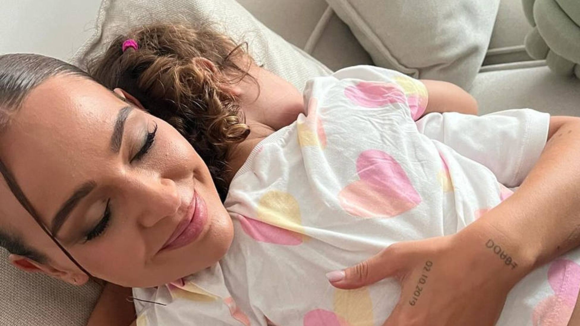 Laura Escanes confessa per què sempre oculta la cara de la seva filla - Instagram