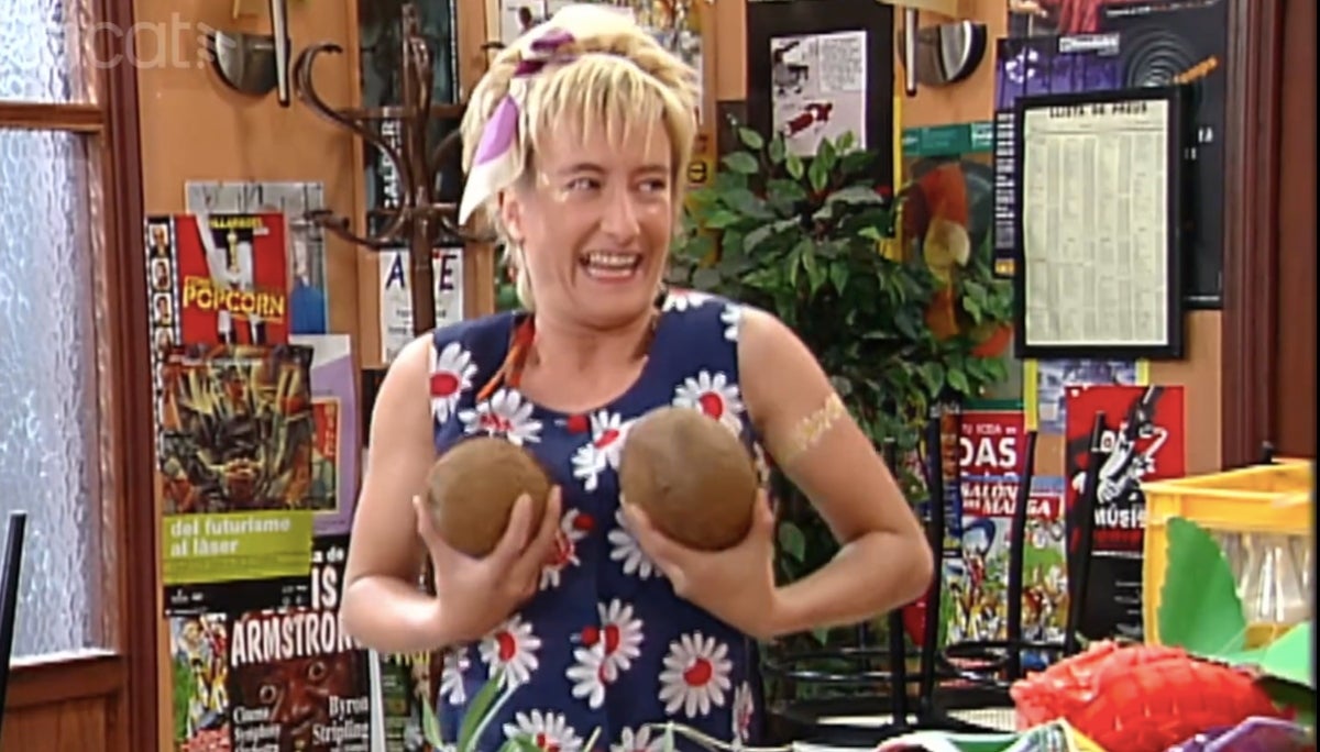  L'Emma es posa a vendre cocos a la platja a 'Plats Bruts' | 3Cat