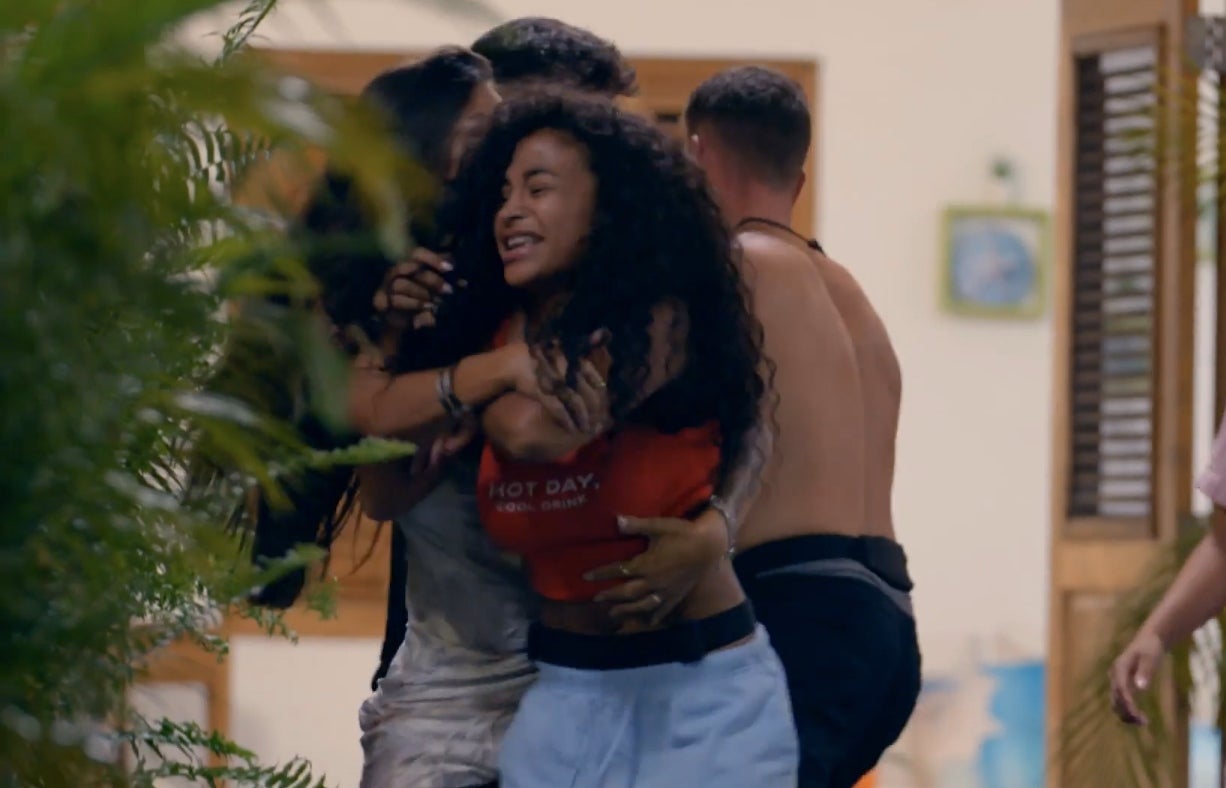 Les noies intenen evitar que Mayeli s'acosti a Álvaro a 'La isla de las tentaciones' | Telecinco.