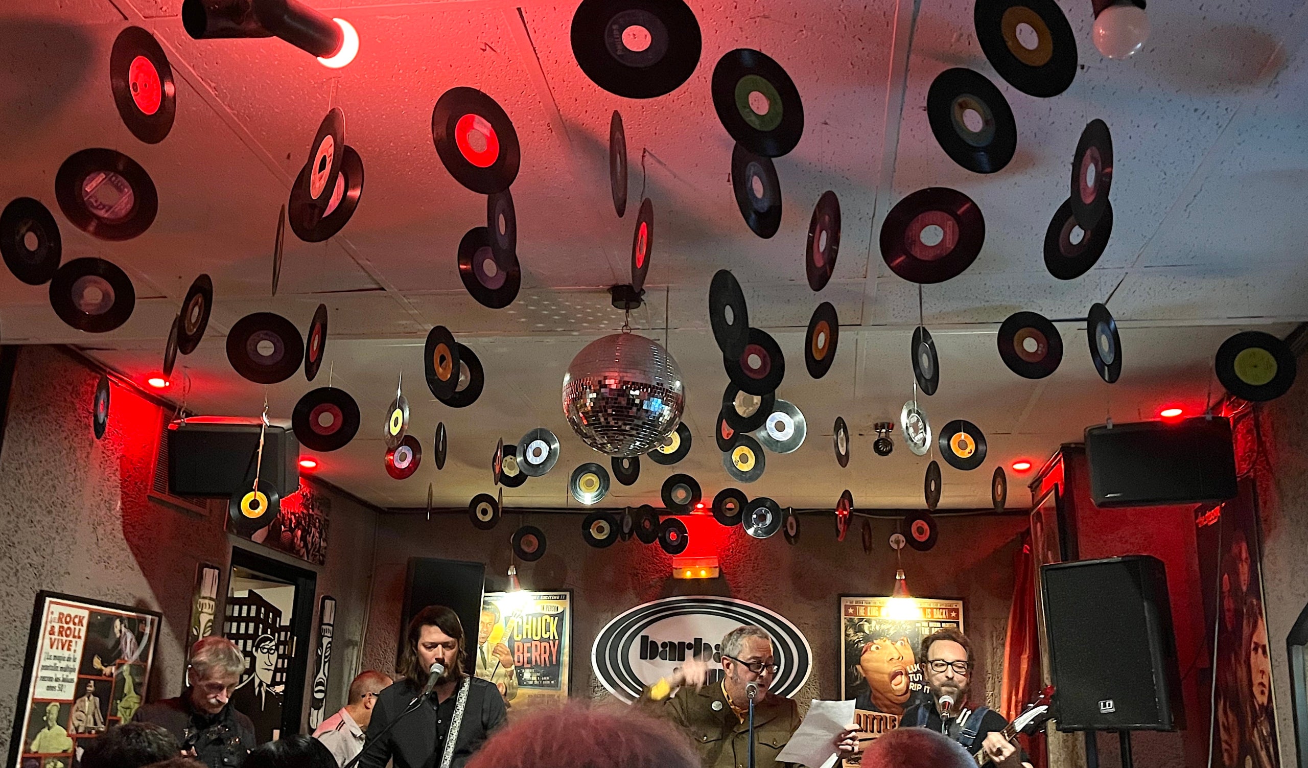 Pablo Jiménez cantant, amb la 'xuleta' a les mans, en el concert del Barbara Ann per celebrar els 60 anys del disc 'Rubber Soul', dels Beatles / S.B.