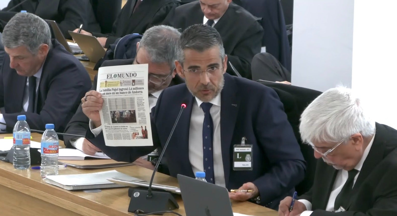 L'advocat de Josep Pujol, Jaime Campaner, branda la portada d'El Mundo durant la primera sessió del judici als Pujol