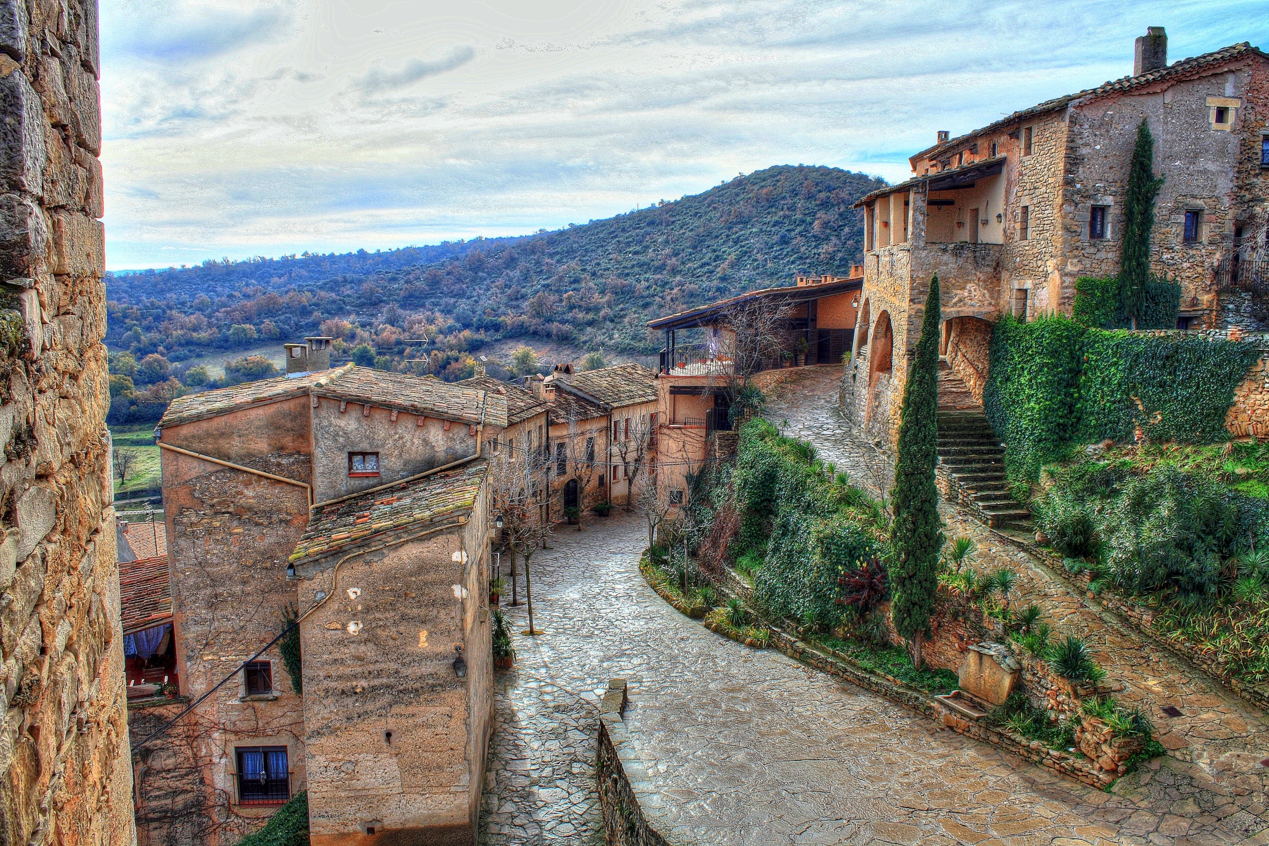 Imatge del recinte fortificat de Montsonís, dins el municipi de Foradada / Credit Commons