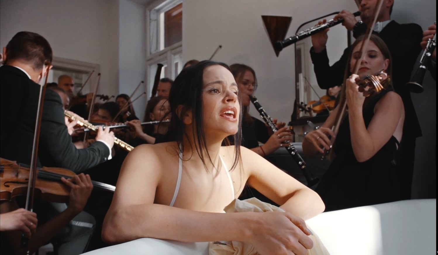 Rosalía canta una canción del nuevo disco con la Escolanía de Montserrat | YouTube