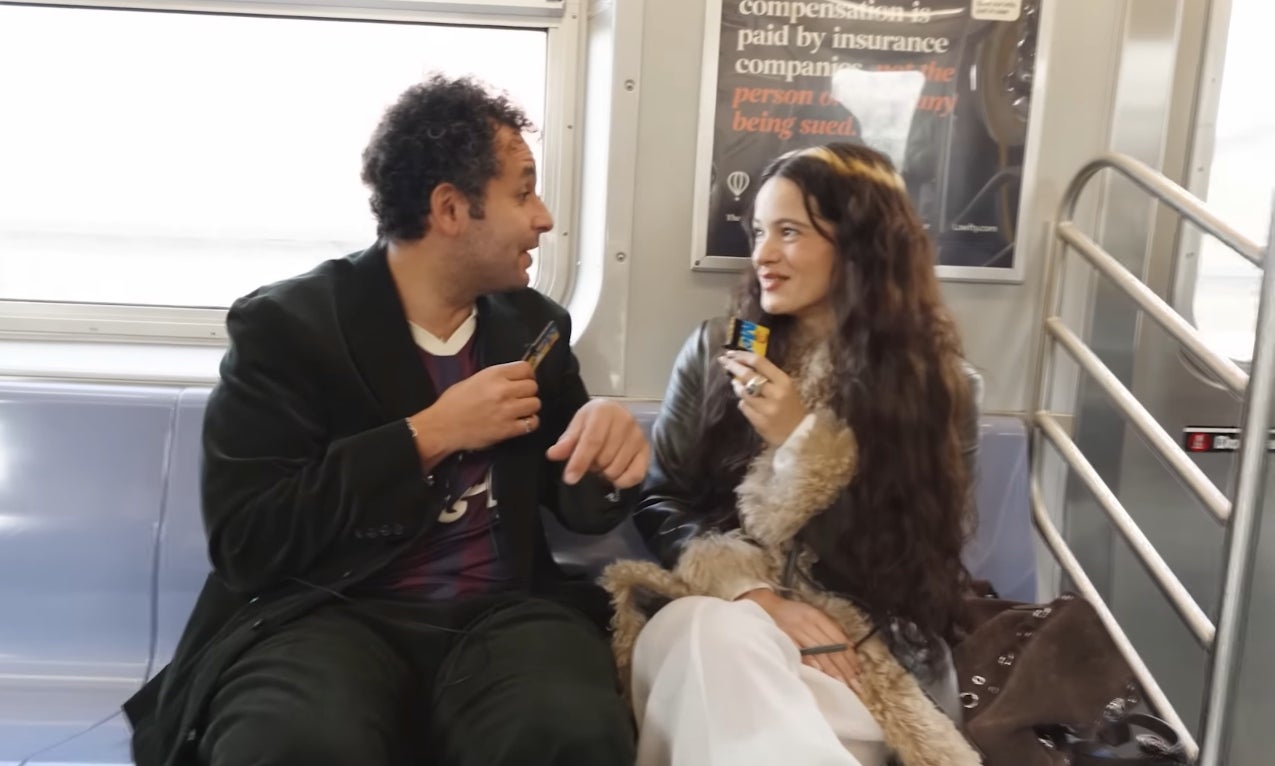  Rosalía protagonitza l'entrevista més surrealista en un metro | YouTube