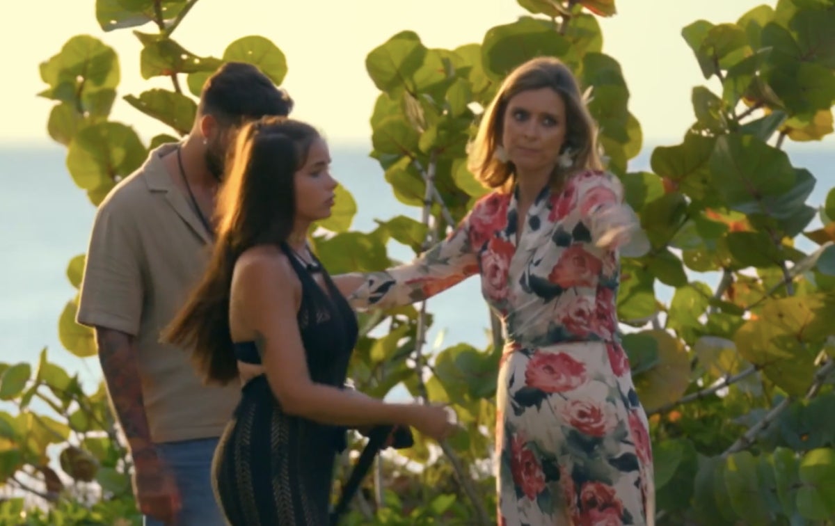 Sandra Barneda intenta controlar les parelles de 'La isla de las tentaciones' _ Telecinco