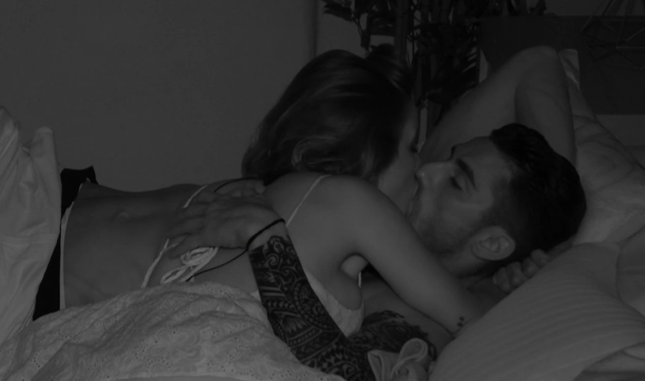 Sandra cau en la temptació amb Andrea a 'La isla de las tentaciones' | Telecinco