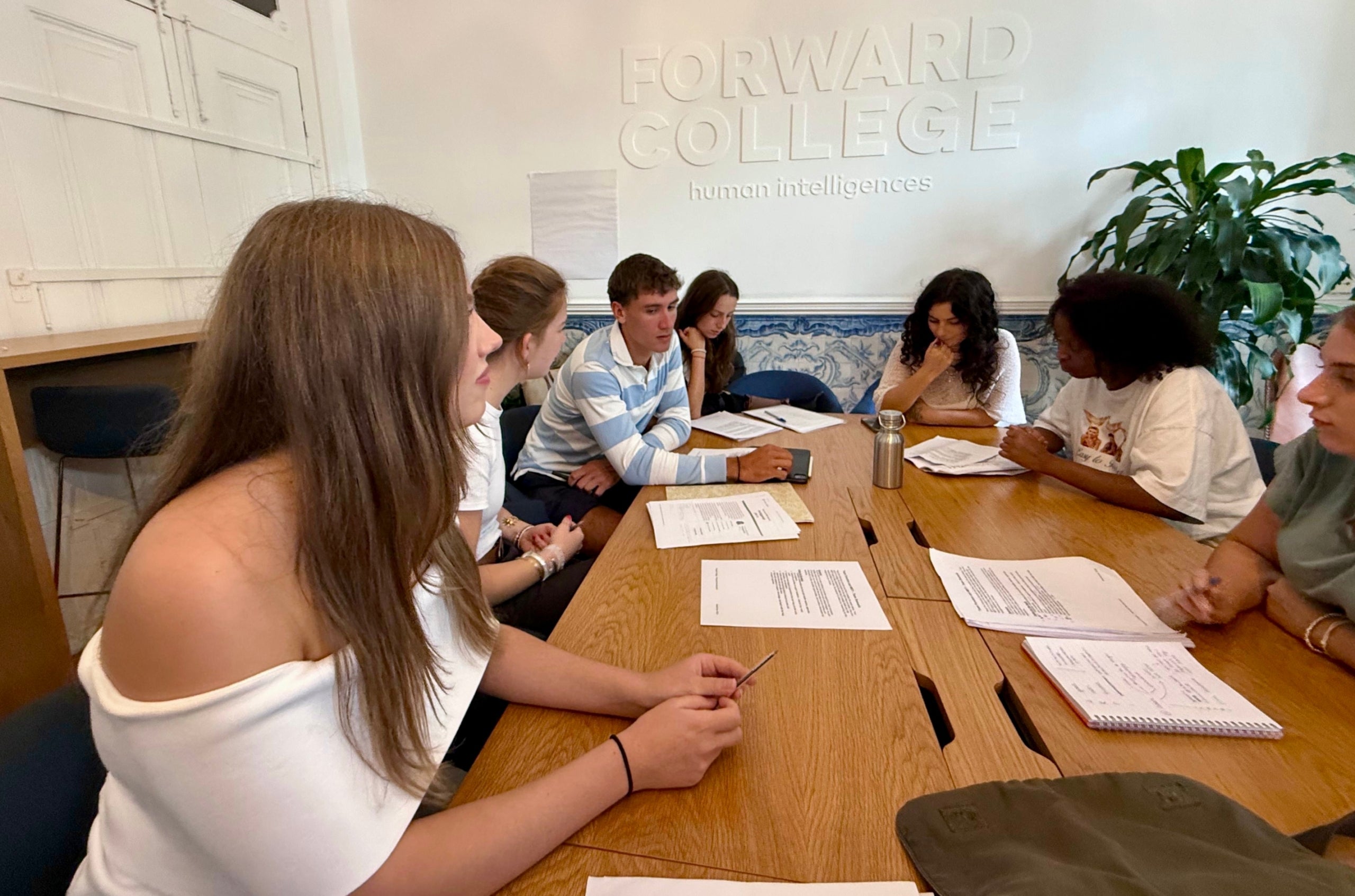 Sofia de Borbón amb els seus companys del Forward College | Europa Press