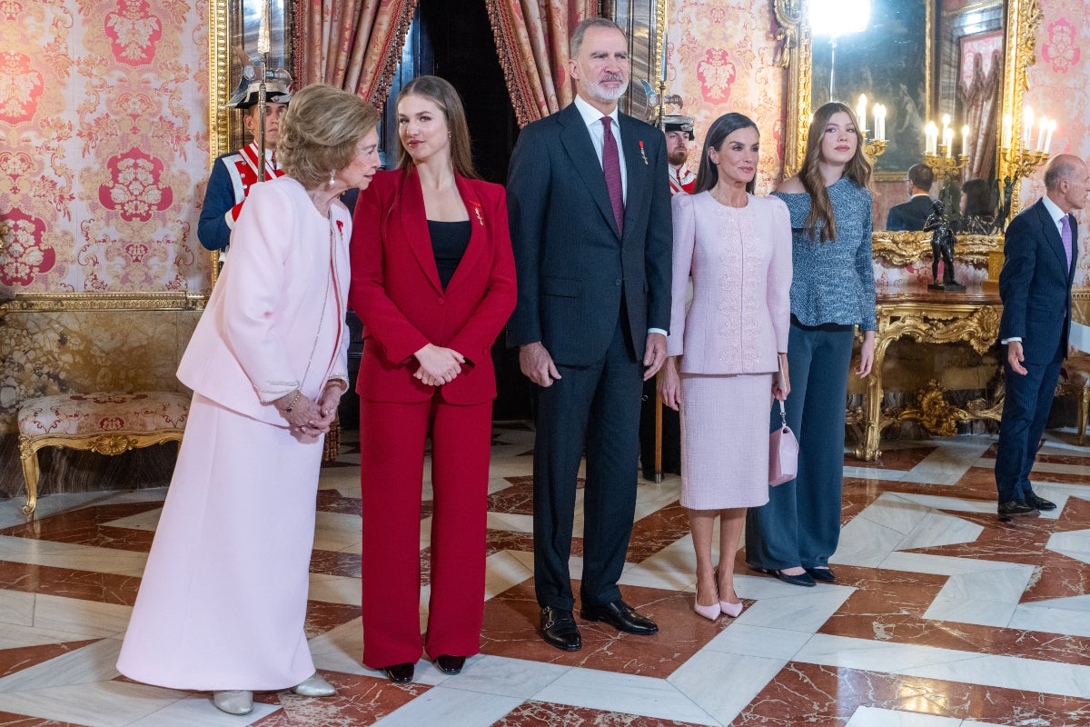 Sogra i jove van dur el mateix color de vestit - Europa Press