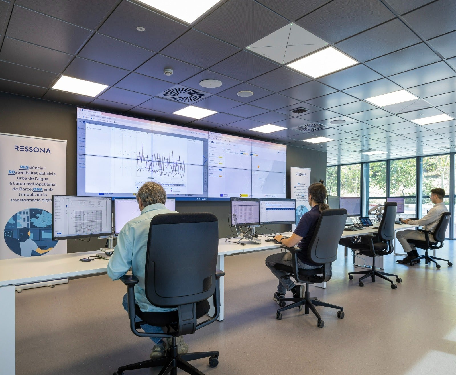 Tècnics treballant en el Projecte Ressona, fet en col·laboració amb Aigües de Barcelona, que permet millorar l'eficiència operativa del cicle integral de l'aigua / Veolia