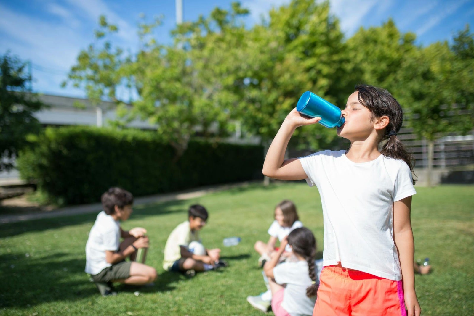 Una niña bebiendo agua, un hábito saludable que promueven en las escuelas la Gasol Foundation y Aigües de Barcelona / Cedida