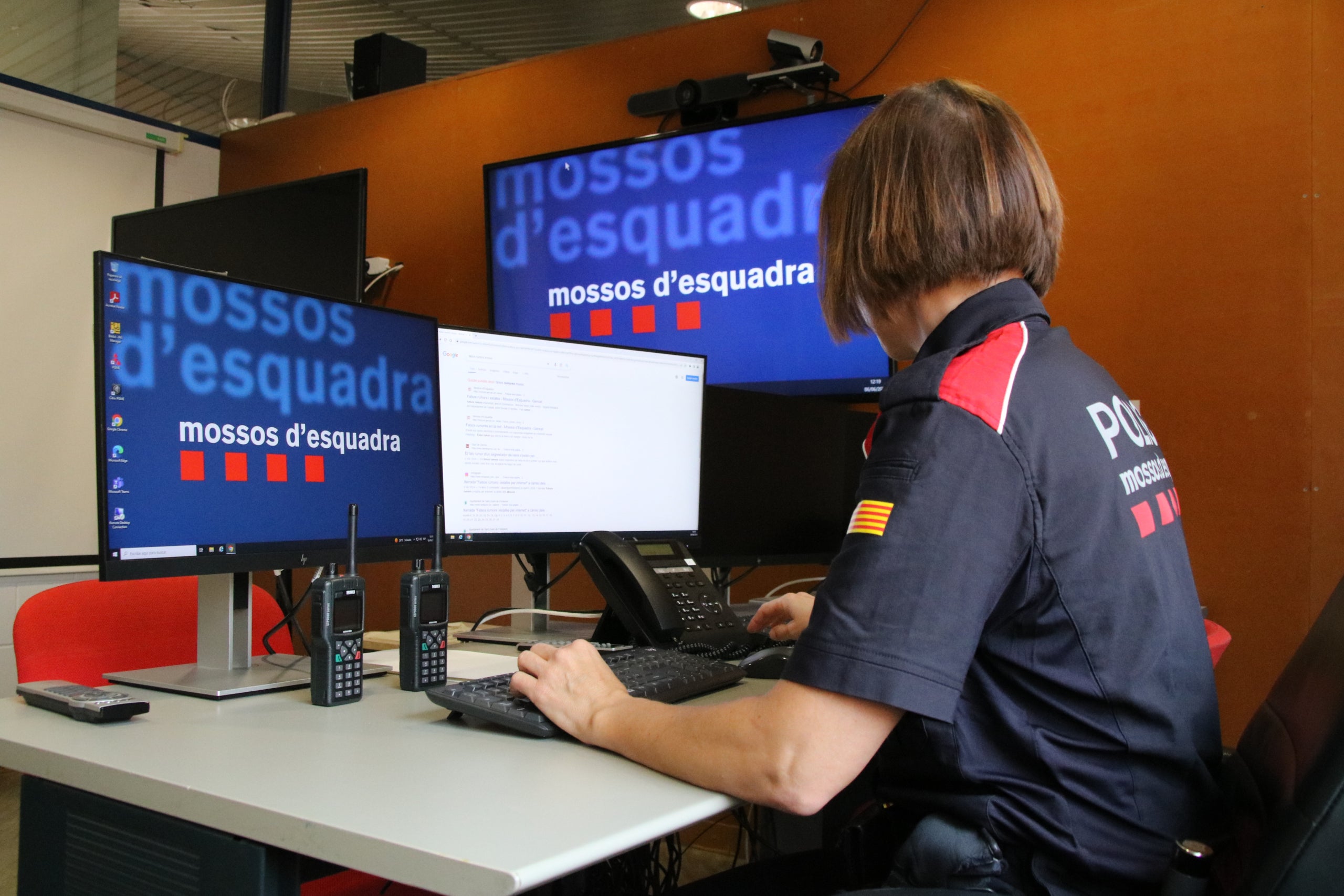 Una agent dels Mossos d'Esquadra, treballant a Girona per prevenir les estafes per internet | Ariadna Reche (ACN)