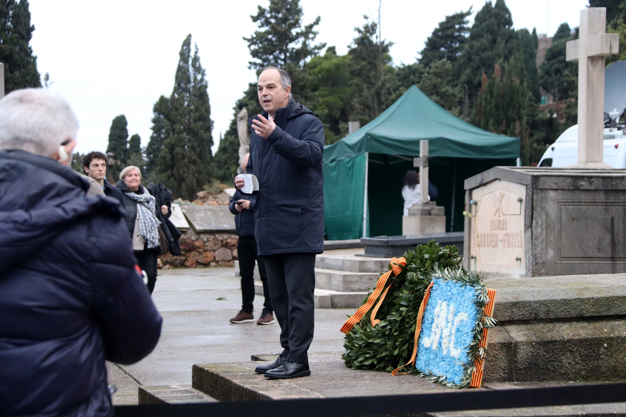 Jordi Turull hace un parlamento durante la ofrenda a Francesc Macià, en la que también han participado otros partidos políticos catalanes / ACN