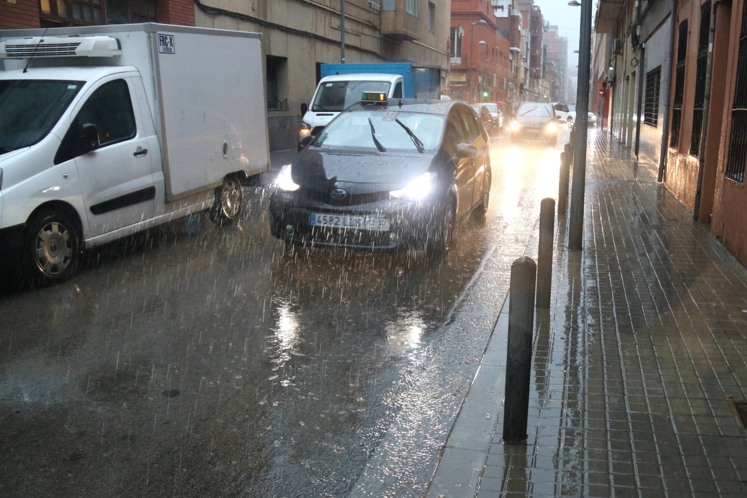 Pluja intensa a Badalona, en una foto d'arxiu / ACN