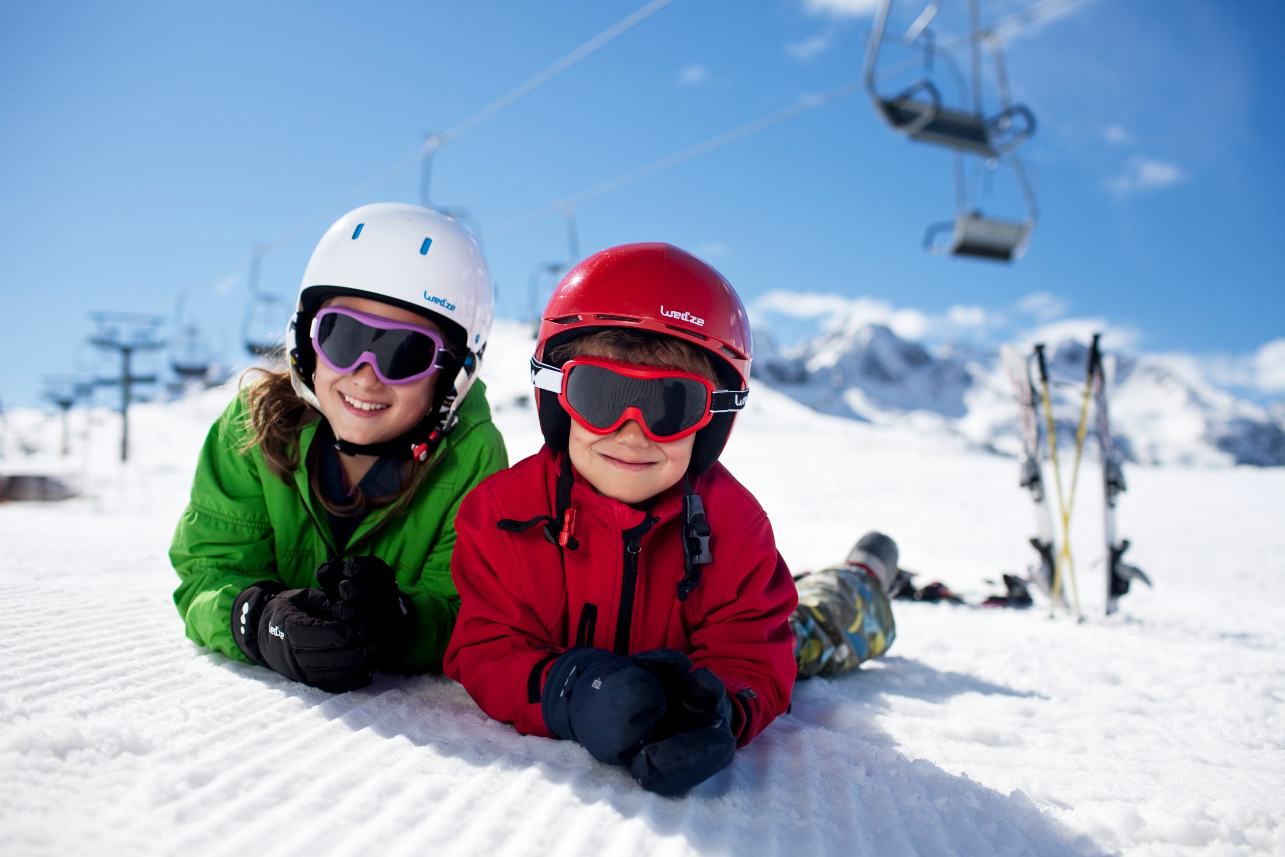 Dos niños disfrutando de la nieve en Baqueira Beret. / Foto: Oriol Clavera / Patronat de Turisme de la Diputació de Lleida