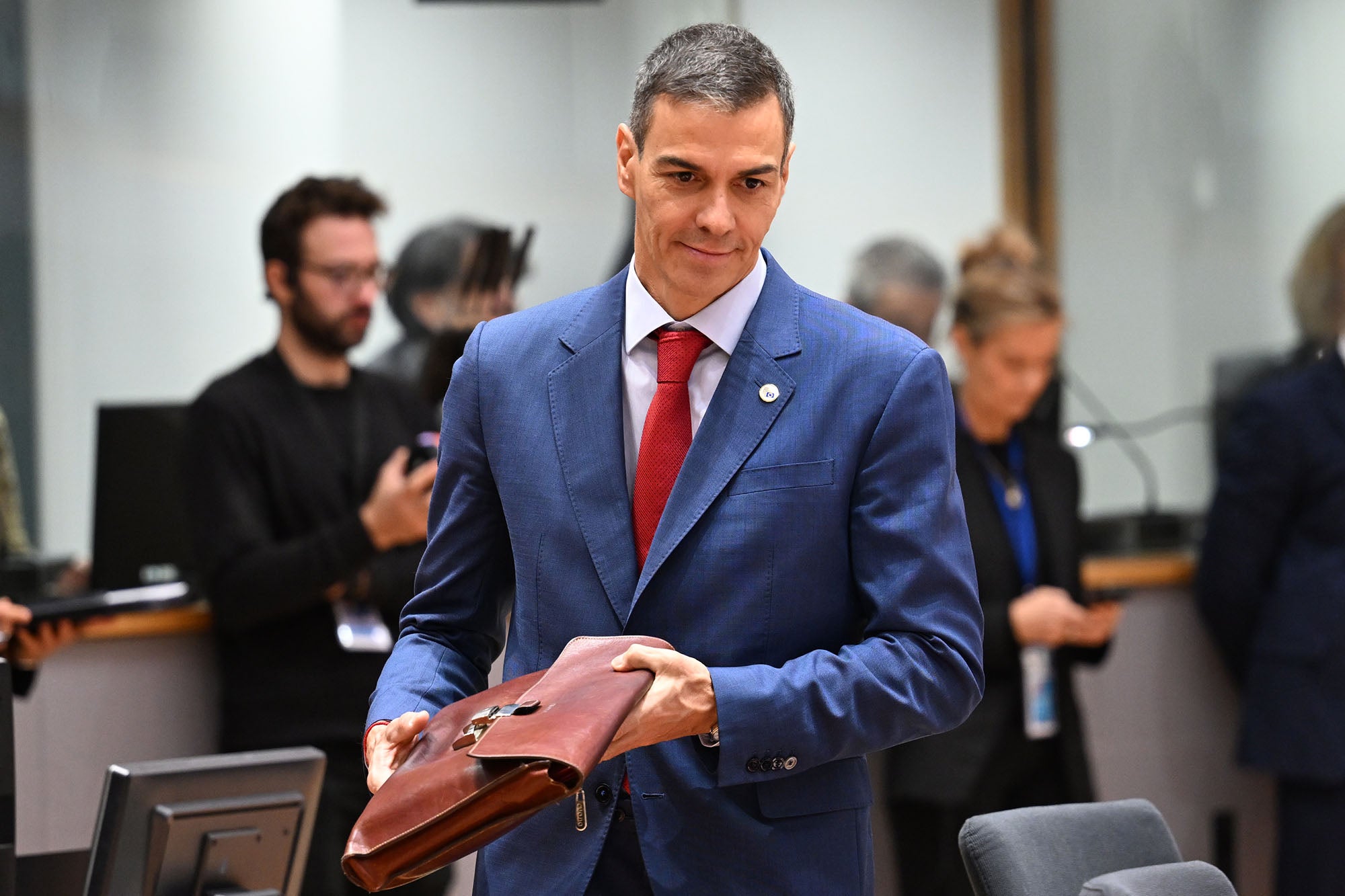 Pedro Sánchez posa la pilota al terrat de Junts/Moncloa