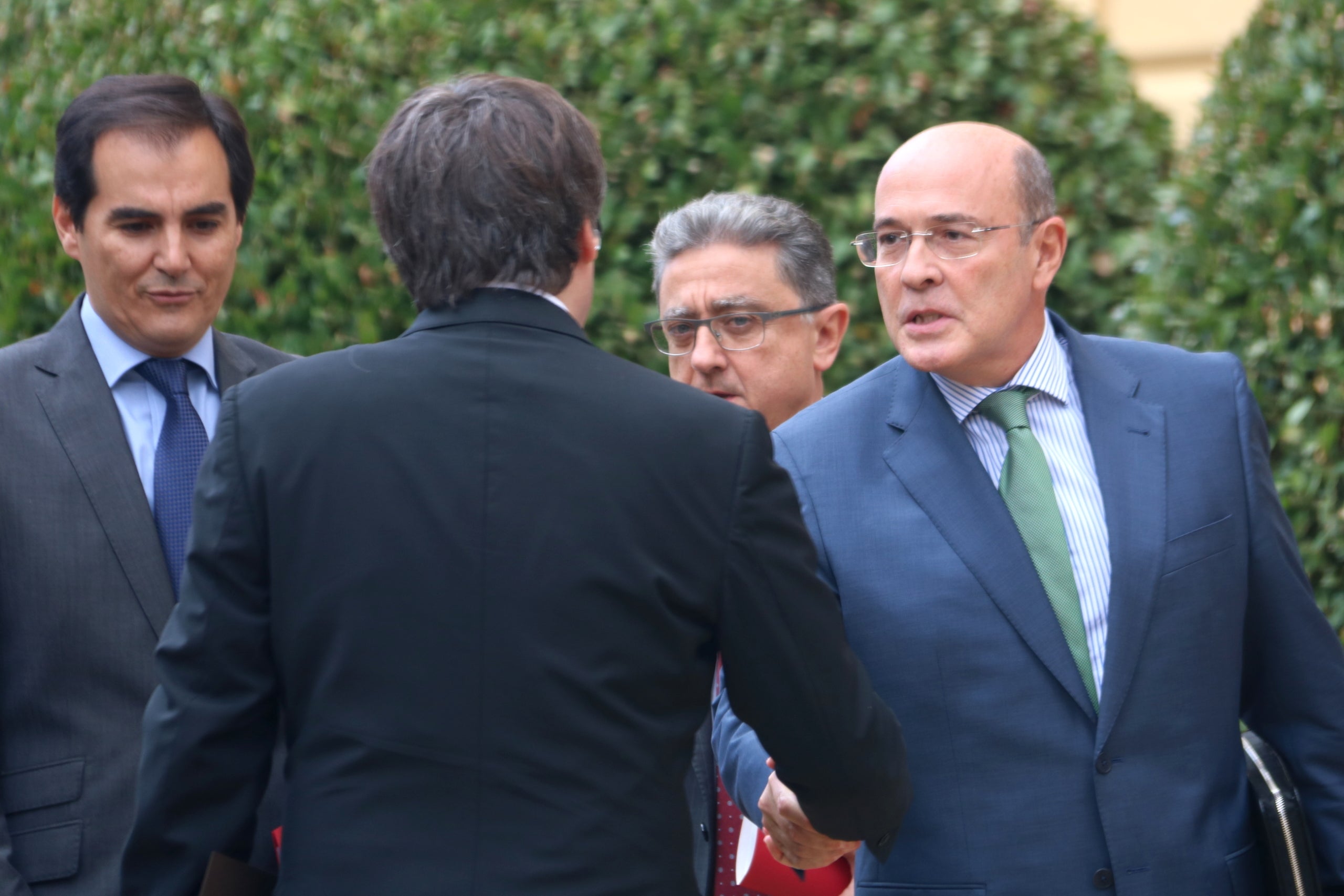 Diego Pérez de los Cobos saluda el president Carles Puigdemont, amb la mirada d'Enric Millo i José Antonio Nieto/Rafa Garrido/ACN