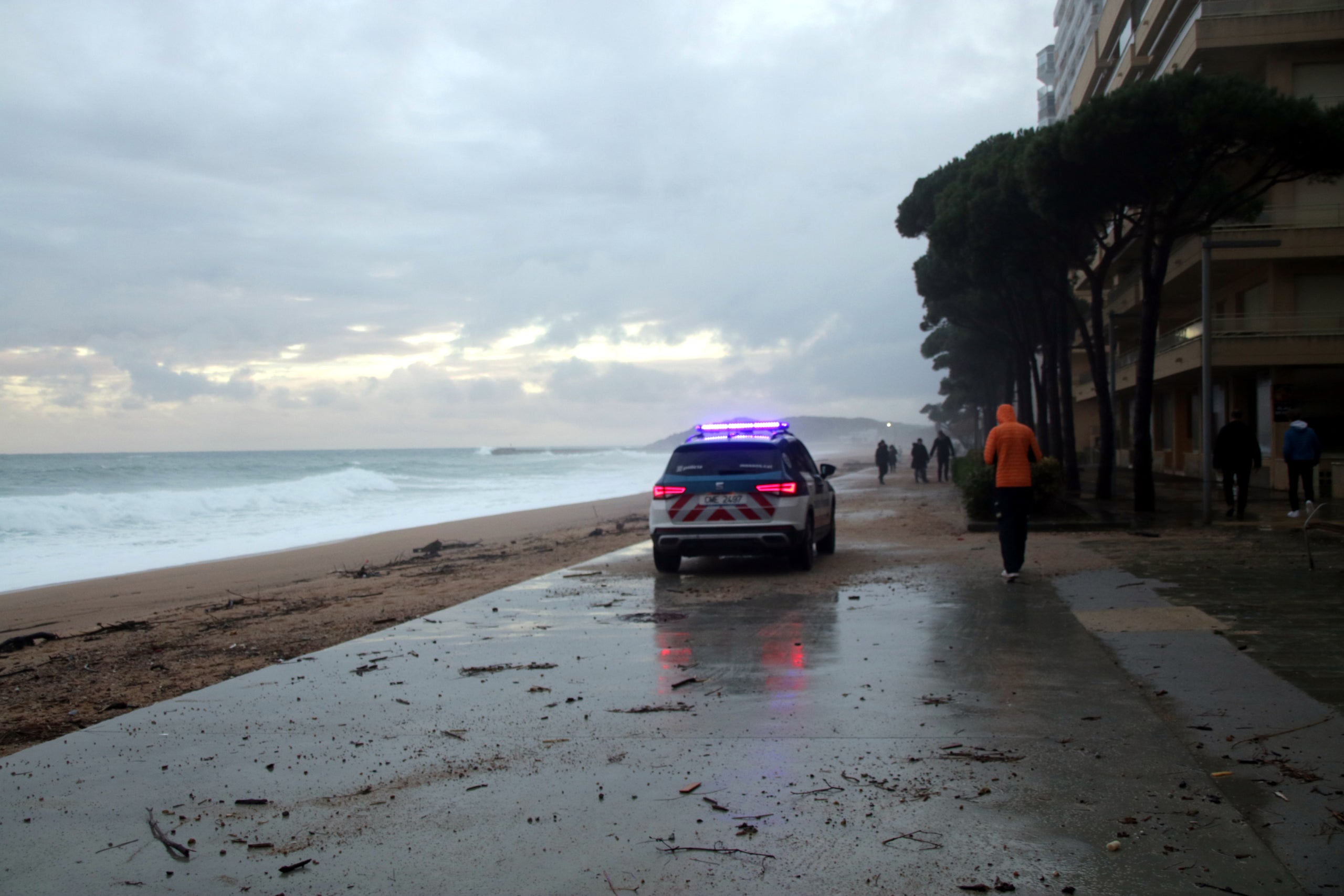 Els Mossos patrullant per garantir la seguretat durant el temporal / Berta Artigas Fontàs (ACN)