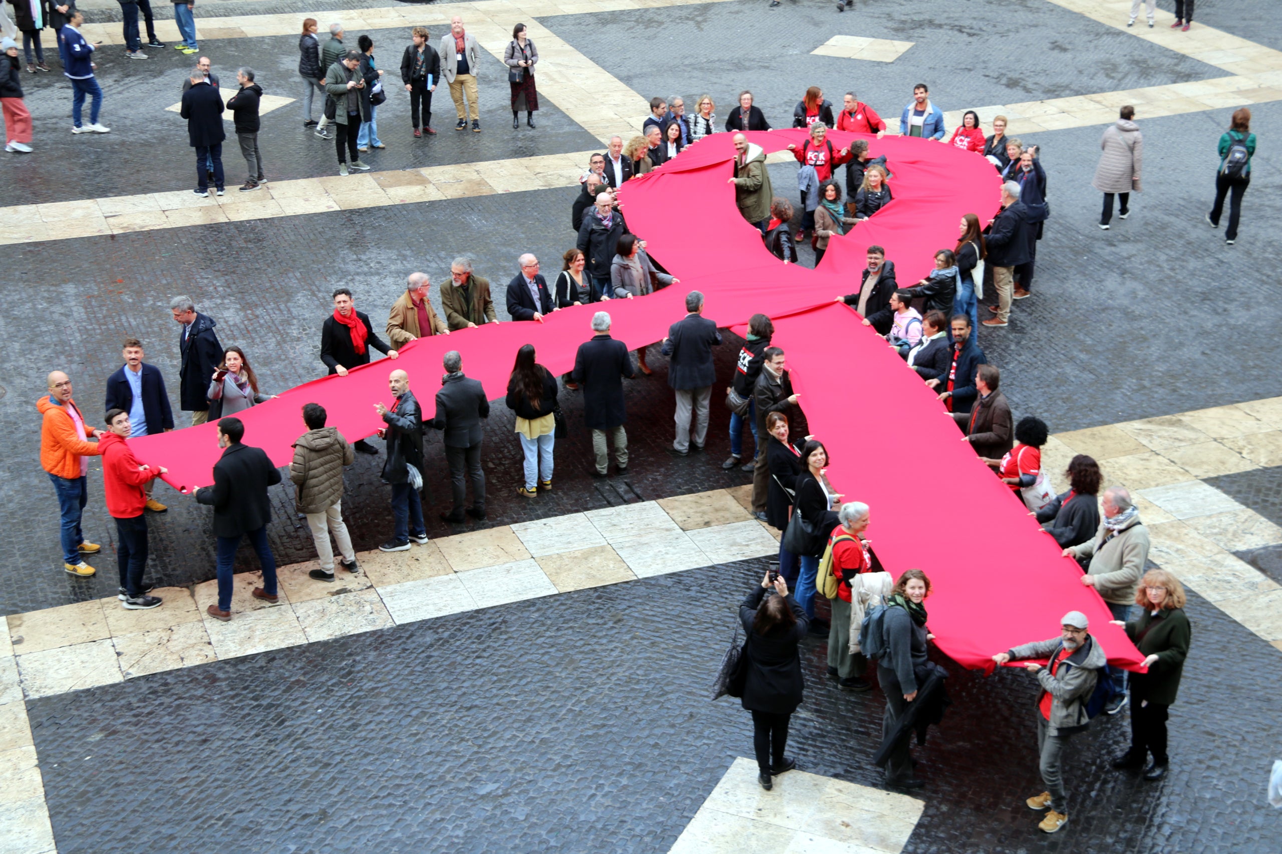 Un llaç vermell a plaça Sant Jaume de Barcelona el Dia Mundial de la Sida / ACN