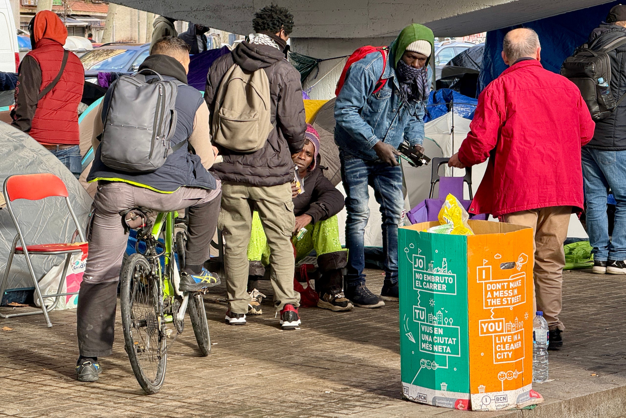 Un grup dels desallotjats del B9 a l'acampada del pont de la C-31. | Jordi Pujolar (ACN)