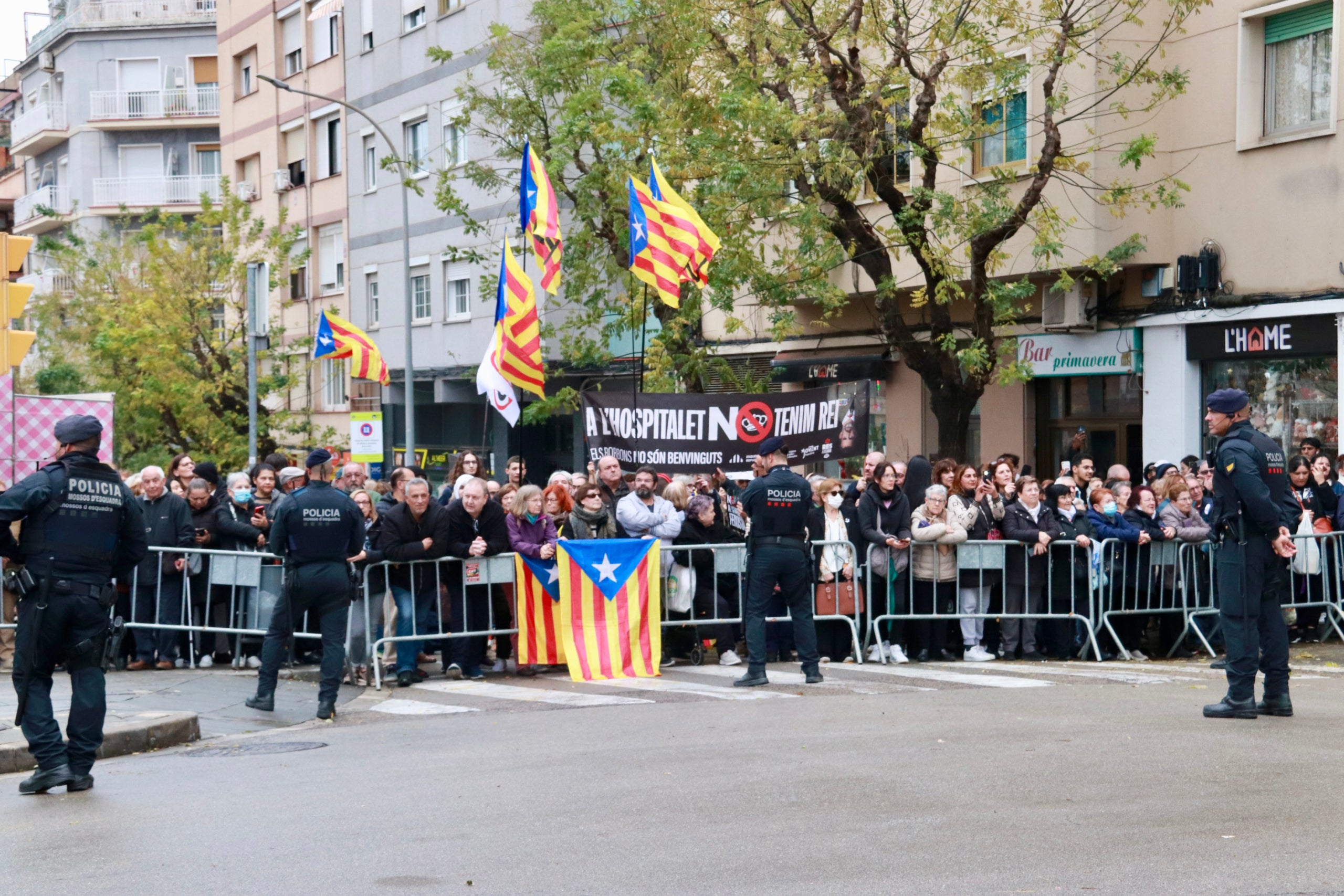 Manifestantes contra la visita de Felipe VI a Hospitalet de Llobregat / ACN-Gemma Sánchez Bonel
