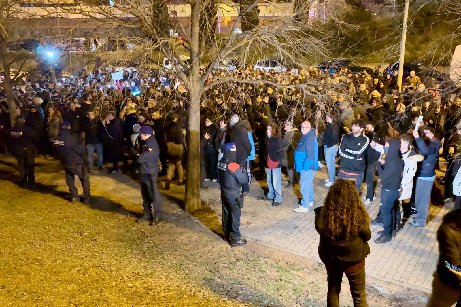 Una l&iacute;nia de Mossos d'Esquadra davant d'un grup de persones concentrades a Badalona per donar suport als immigrants desallotjats de l'antic Institut B9 / Albert Segura Lorrio (ACN)