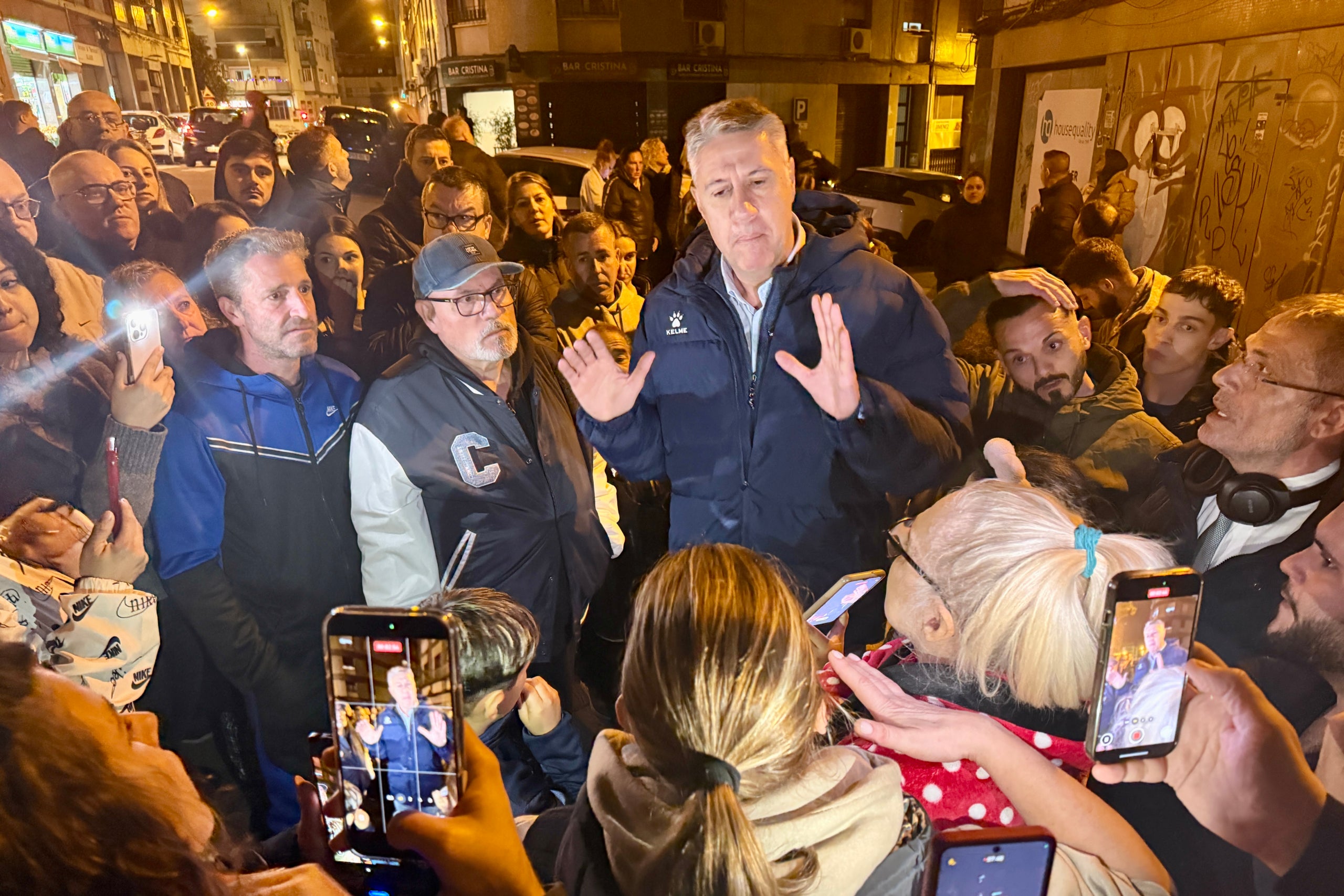 L'alcalde de Badalona, Xavier García Albiol, parla amb veïns que protesten per la presència dels migrants desallotjats / ACN