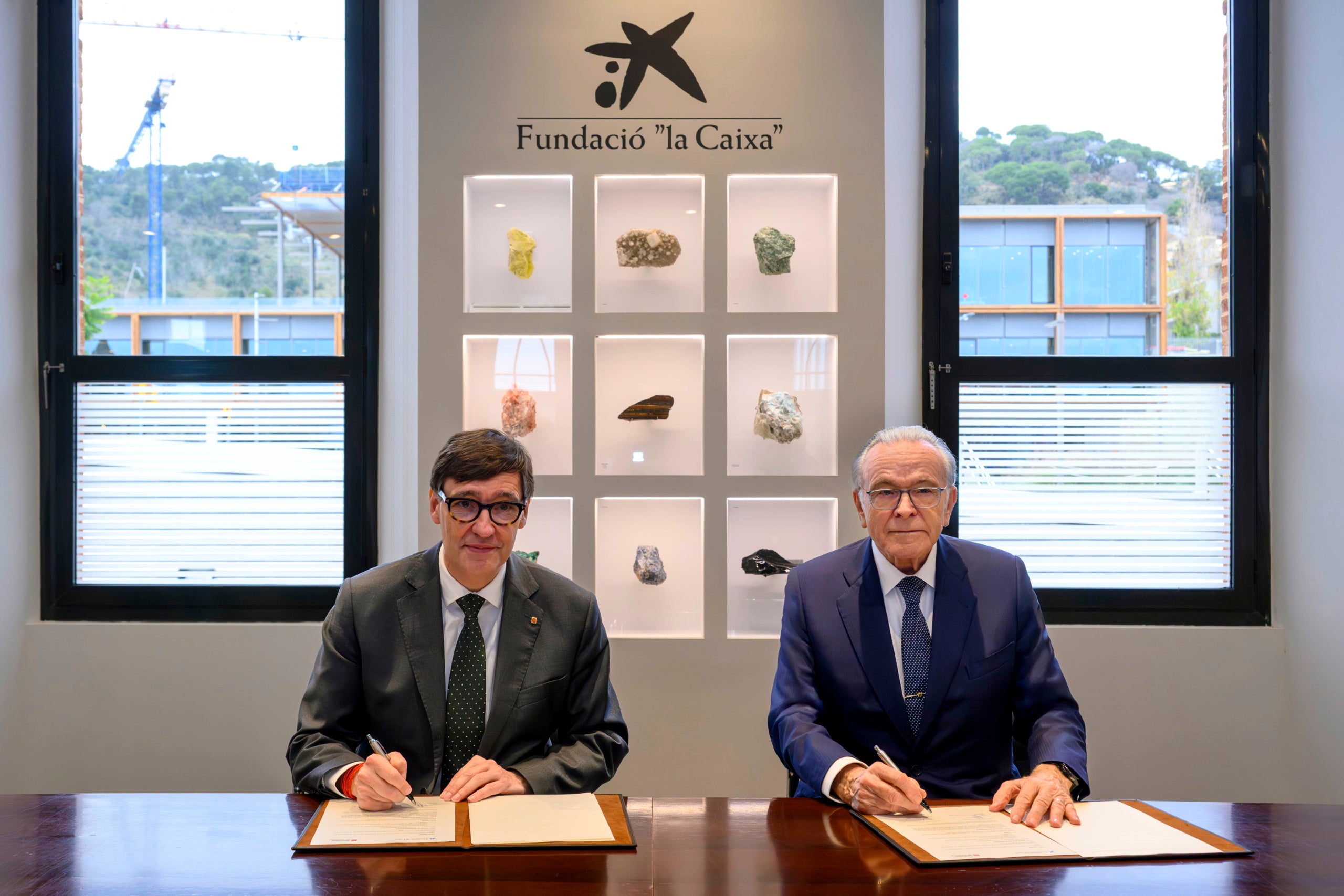El president de la Generalitat, Salvador Illa, i el president de la Fundació 'La Caixa', Isidre Fainé, durant la signatura de l'acord / Fundació 'la Caixa'