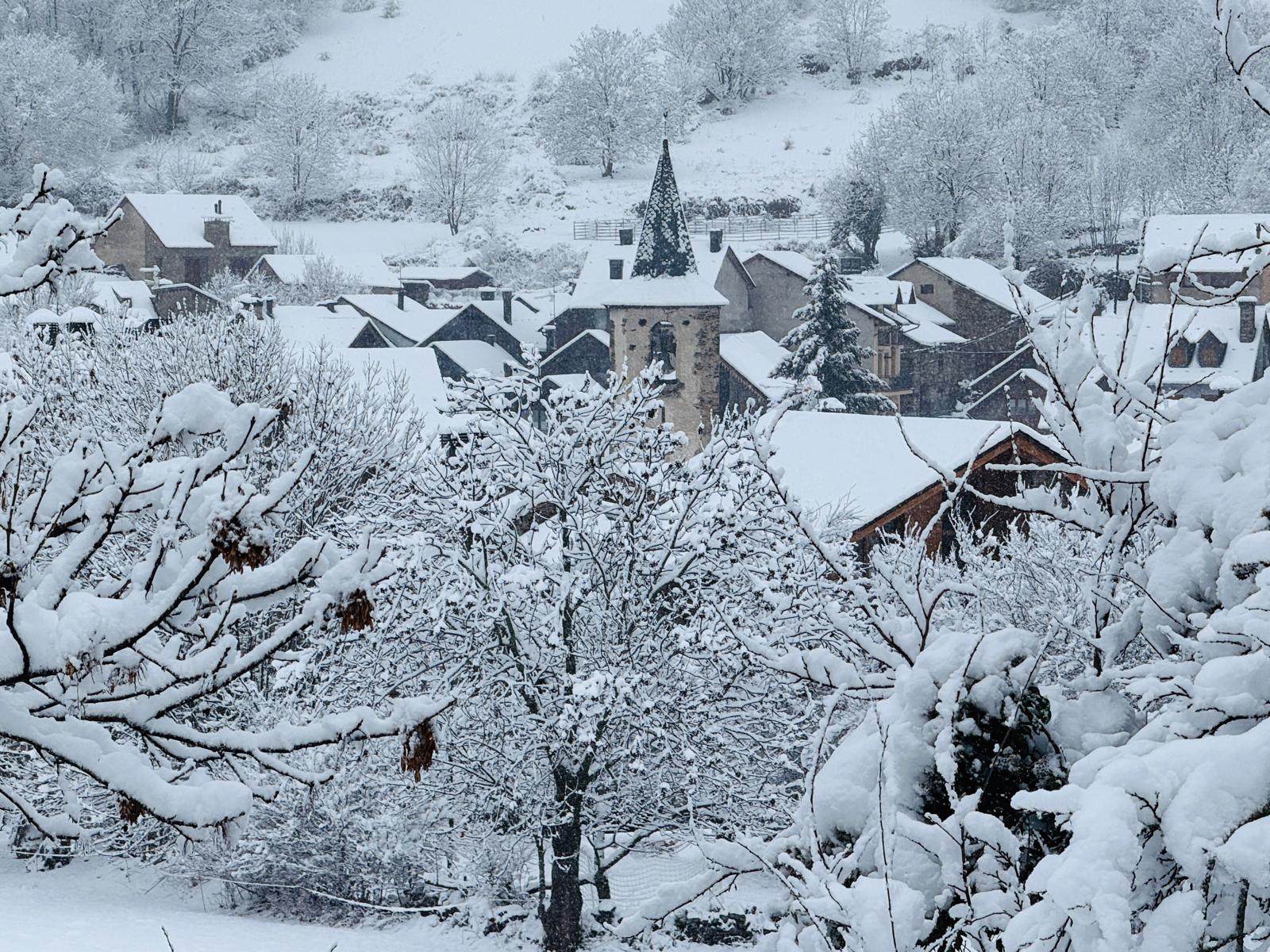El pueblo y el entorno de Isil, completamente nevados / ACN