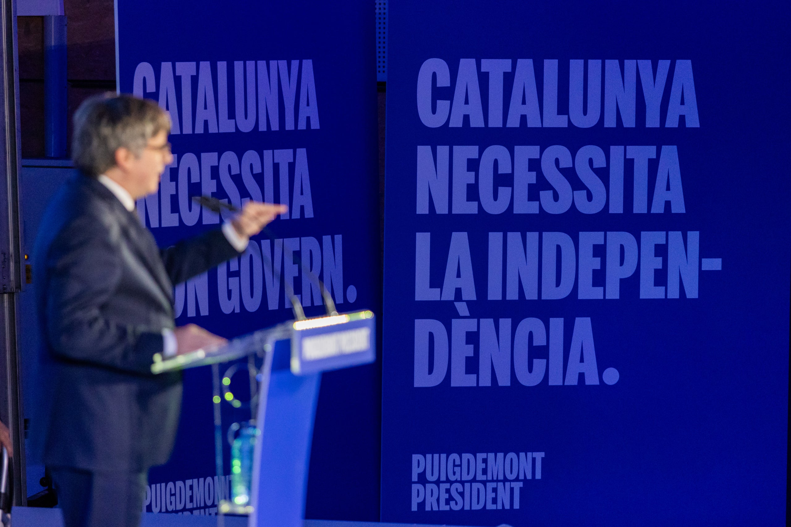 Carles Puigdemont amb la mà esquerra alçada durant un míting a Argelers / Junts