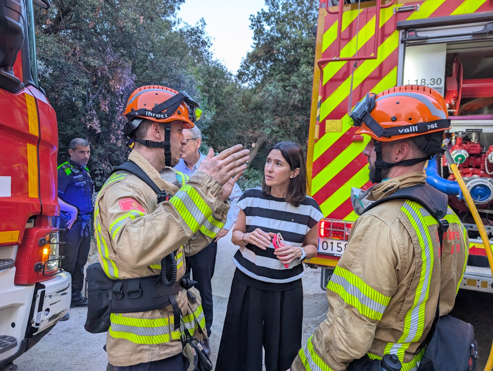 Núria Parlon enraona amb uns Bombers/ACN