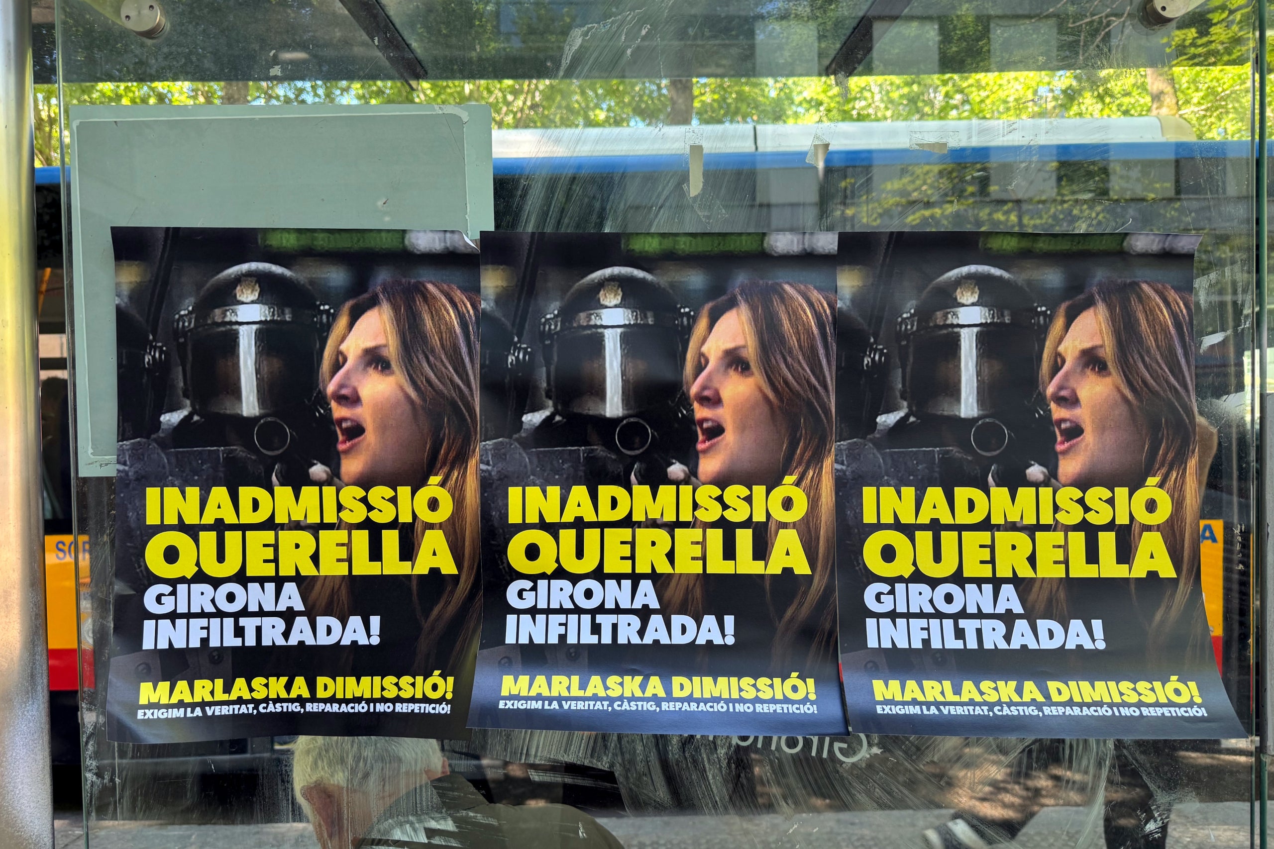 Cartells denunciant el rebuig a la querella contra la policia espanyol infiltrada a Girona / ACN