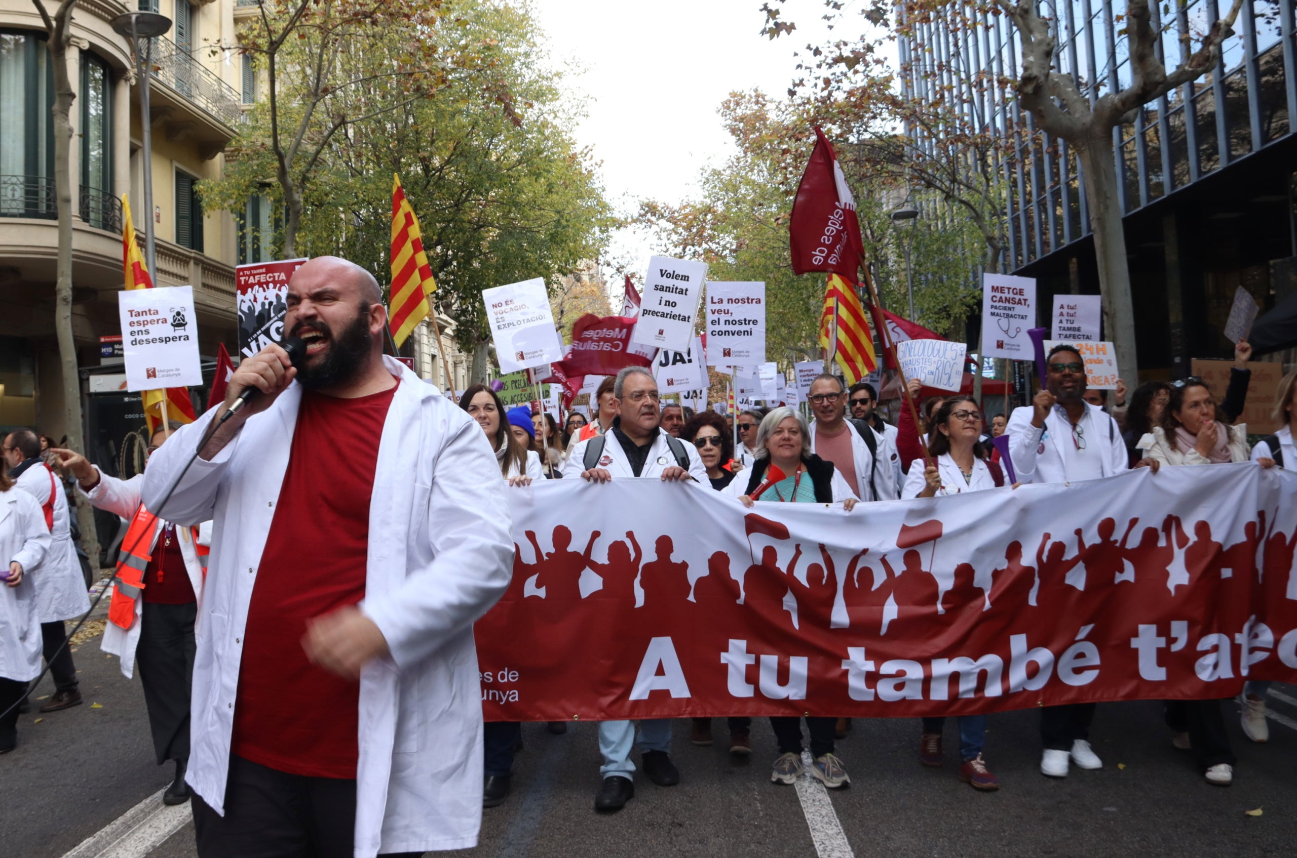 Manifestación en Barcelona coincidiendo con la primera jornada de una huelga convocada por Metges de Catalunya y que tiene previsto durar cuatro días, ahora y en enero / Laura Fíguls (ACN)