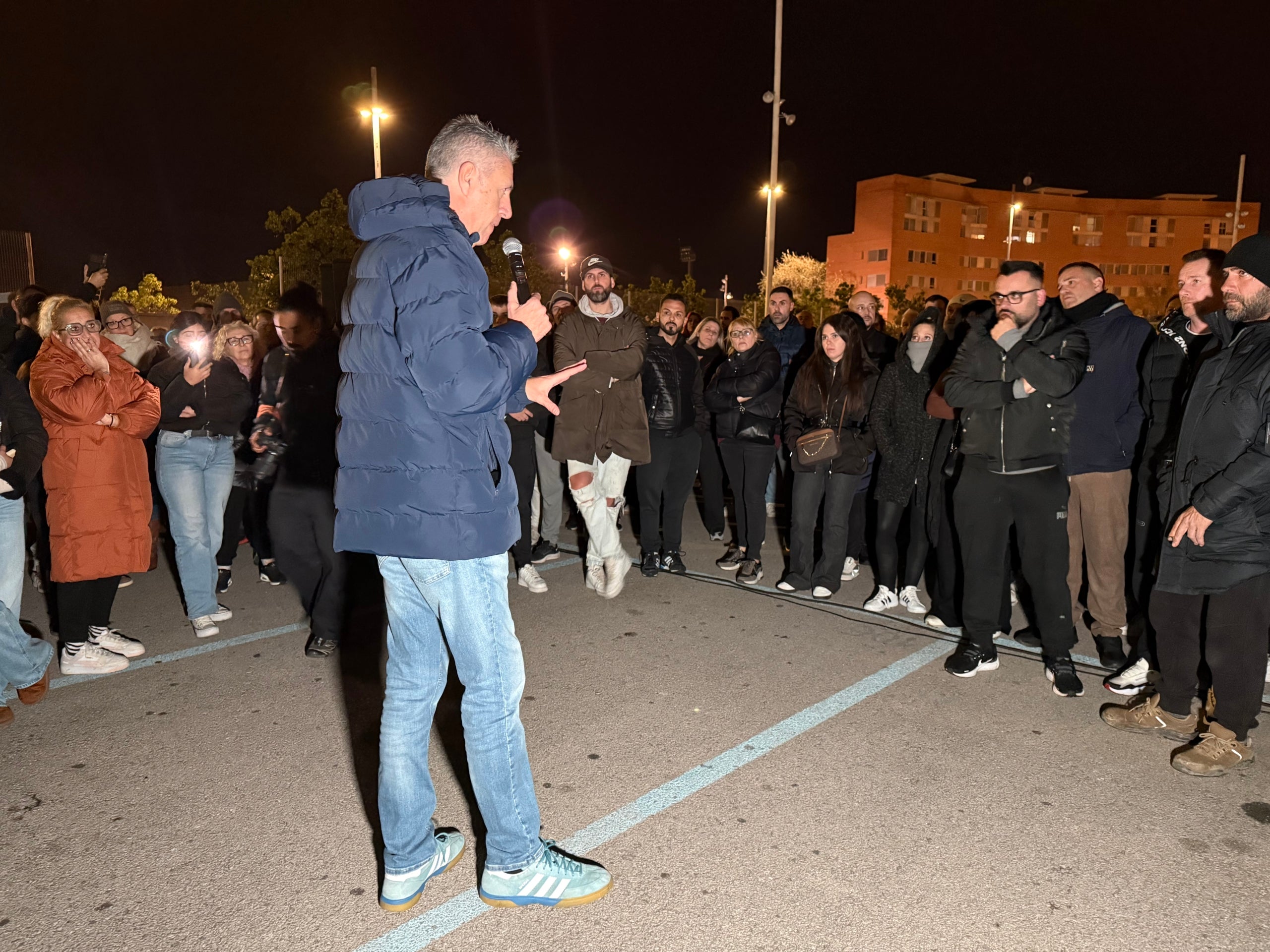 L'alcalde de Badalona, Xavier García Albiol, parla amb veïns contraris al reallotjament dels migrants expulsats de l'institut B9 / ACN