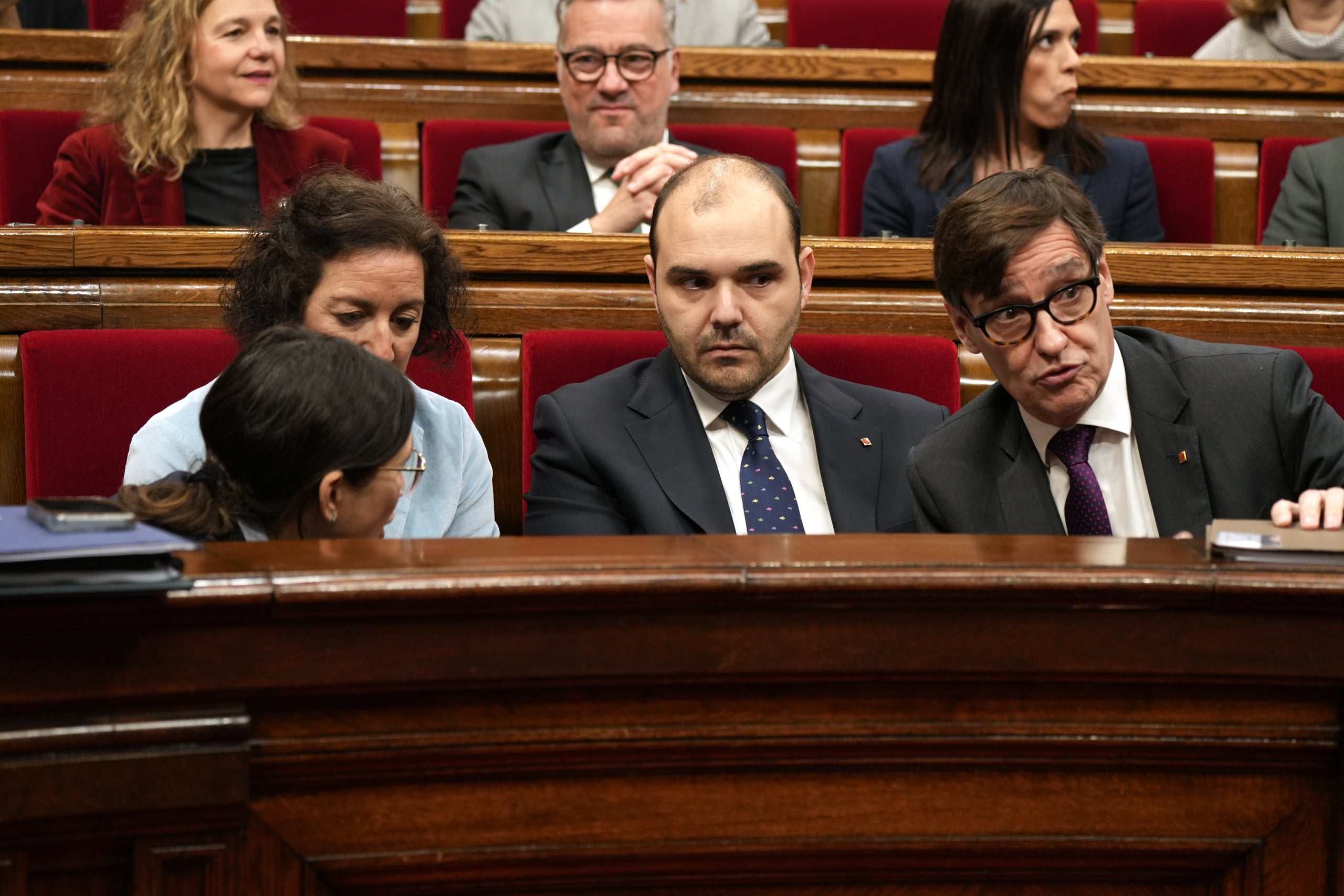 El president del Govern, Salvador Illa, amb el conseller Albert Dalmau i les conselleres Alícia Romero i Núria Parlon, al ple del Parlament / ACN