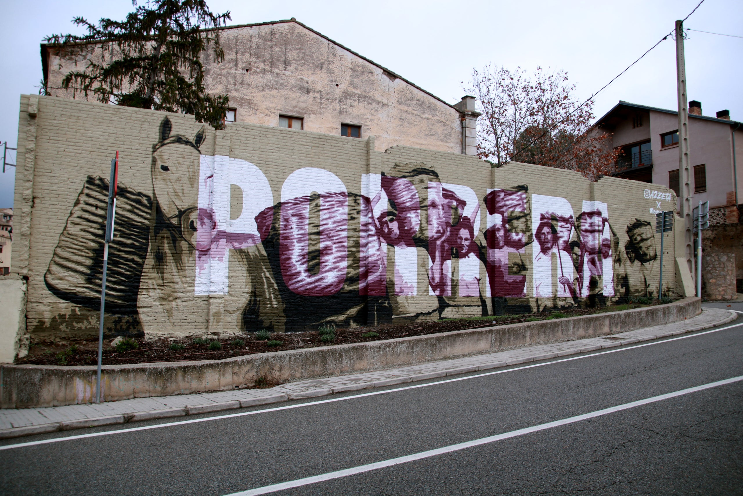 El primer mural fet a Porrera relacionat amb el vi / Mar Rovira (ACN)