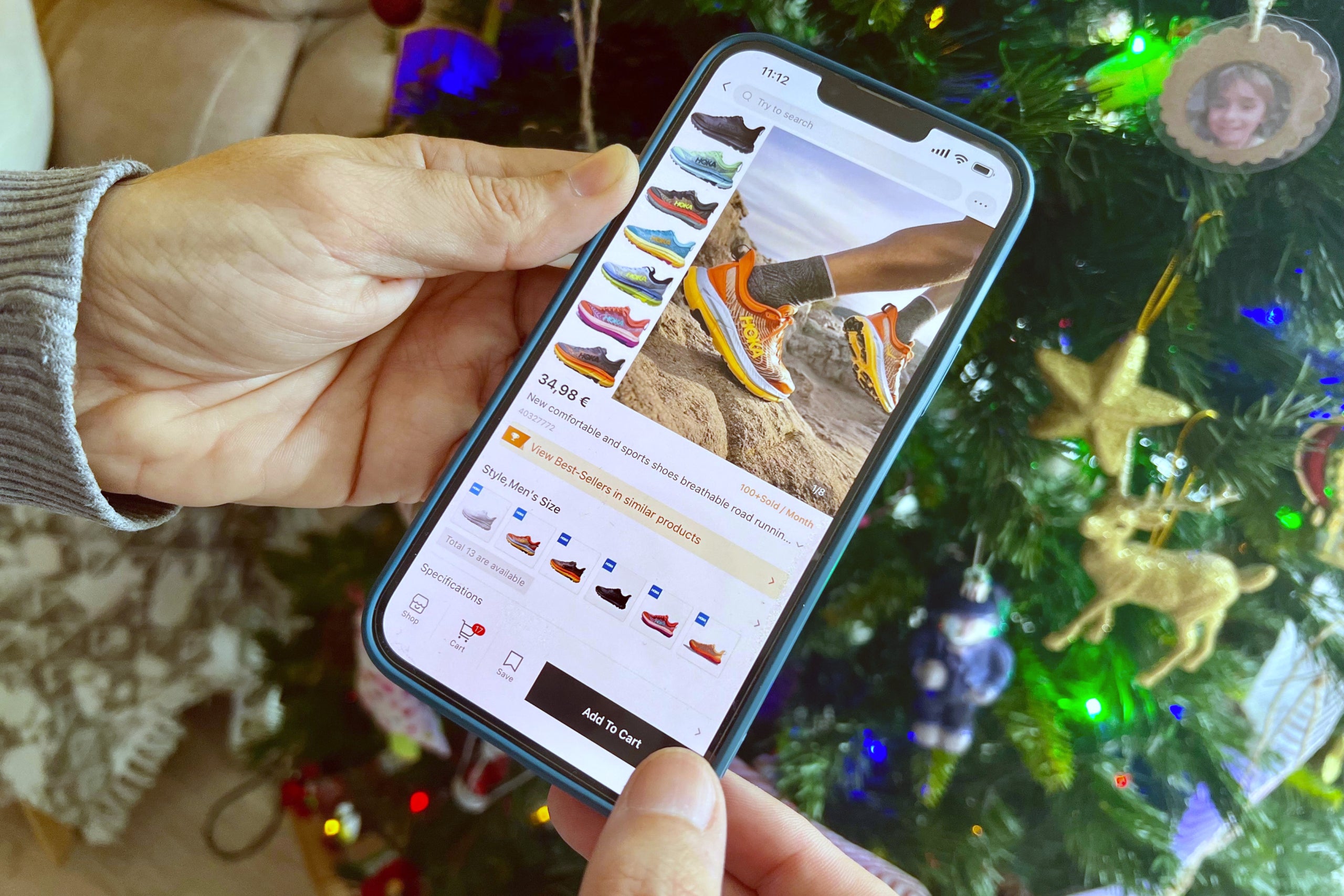 Un ciutadà fent una compra en línia amb un telèfon mòbil / ACN