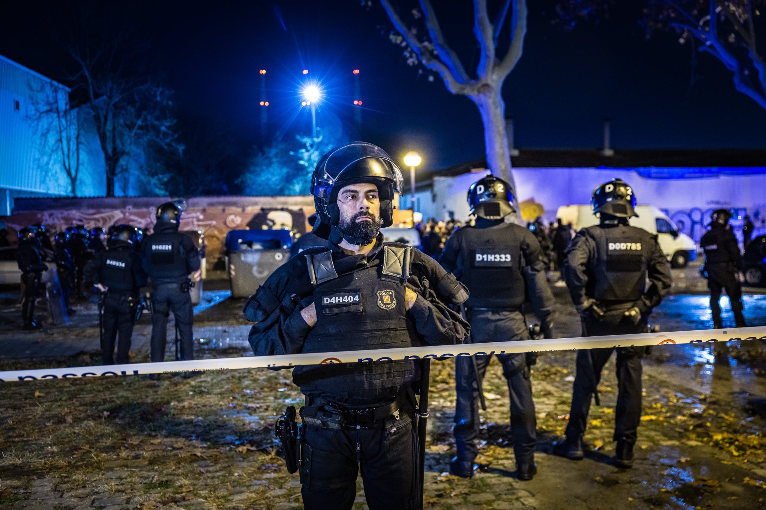 Dispositiu dels Mossos per desallotjar l'antic institut B9 de Badalona / ACN