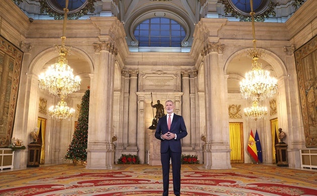 Felip VI, dret, fent el discurs de Nadal / Foto enviada per la casa reial espanyola / ACN