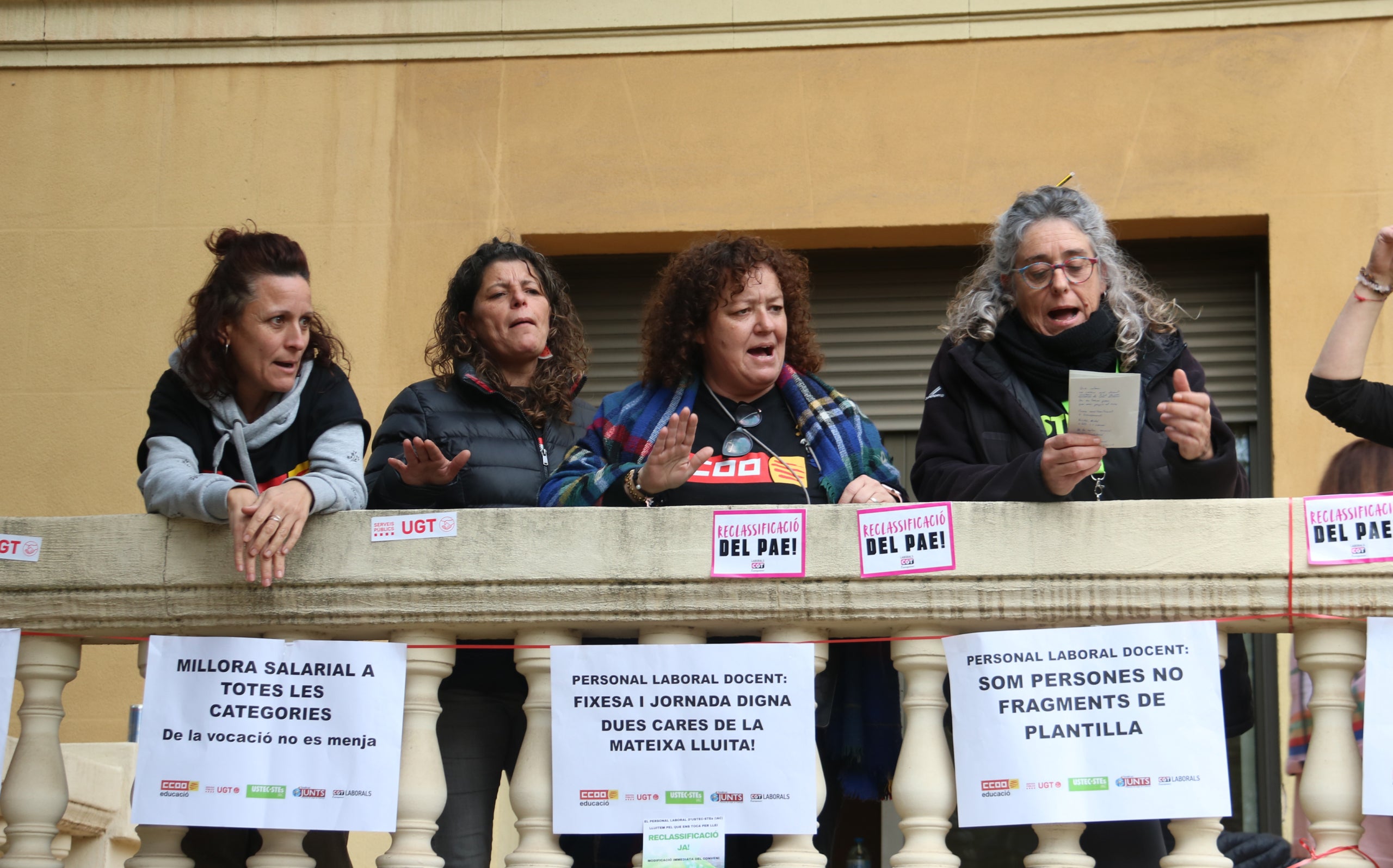 Membres del personal laboral d'Educació protestant al lloc on han fet la tancada | María Belmez (ACN)