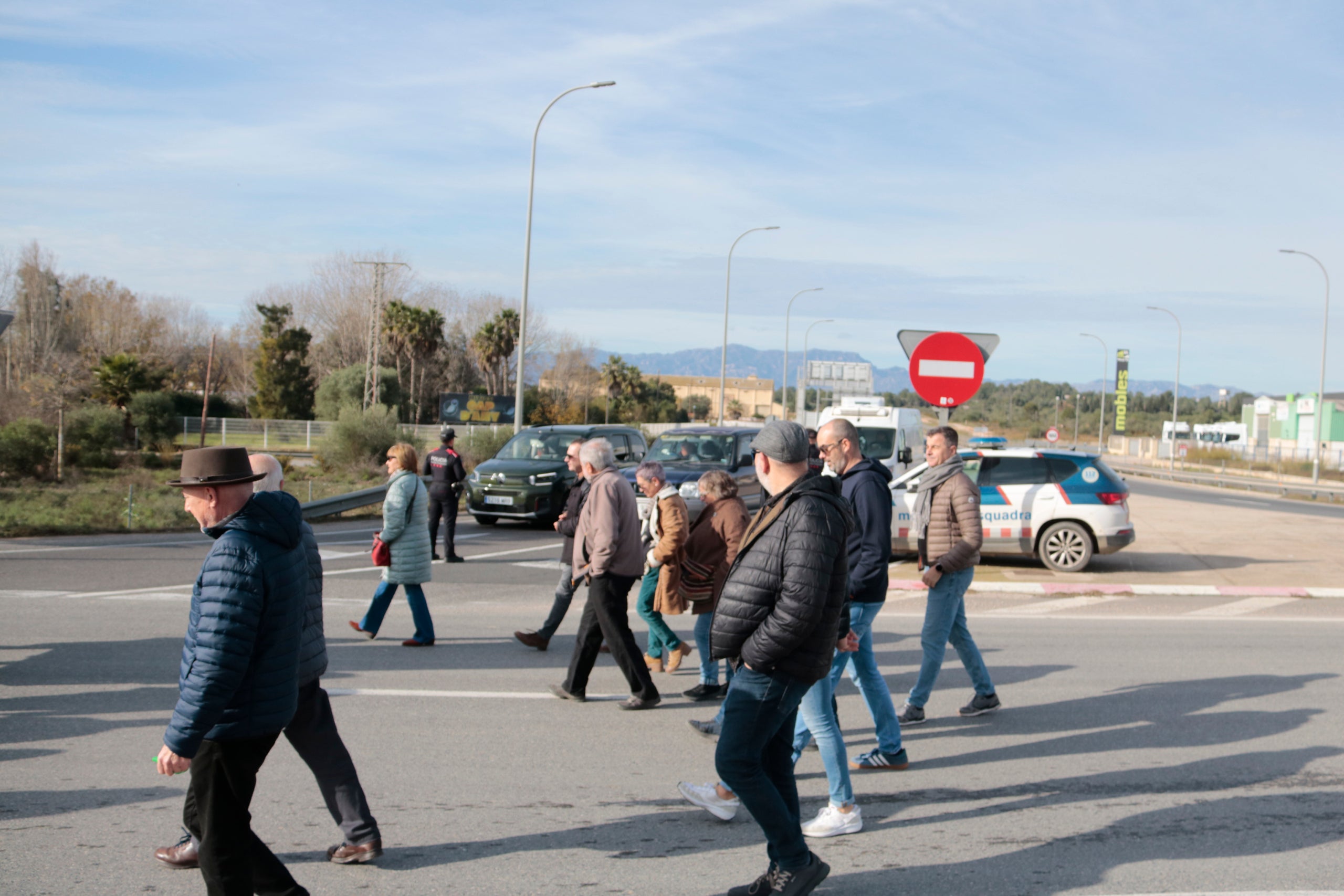 Una trentena de persones han tallat simbòlicament la rotonda d'accés a l'AP-7 durant mitja hora per reclamar millores en transports a les Terres de l'Ebre | Ariadna Escoda (ACN)