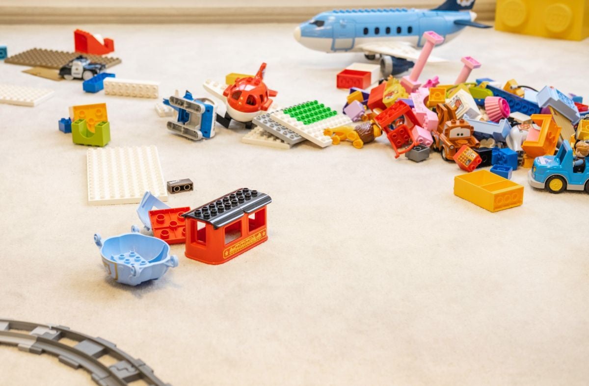 Joguines al terra de l'habitació d'un nen / Servimedia